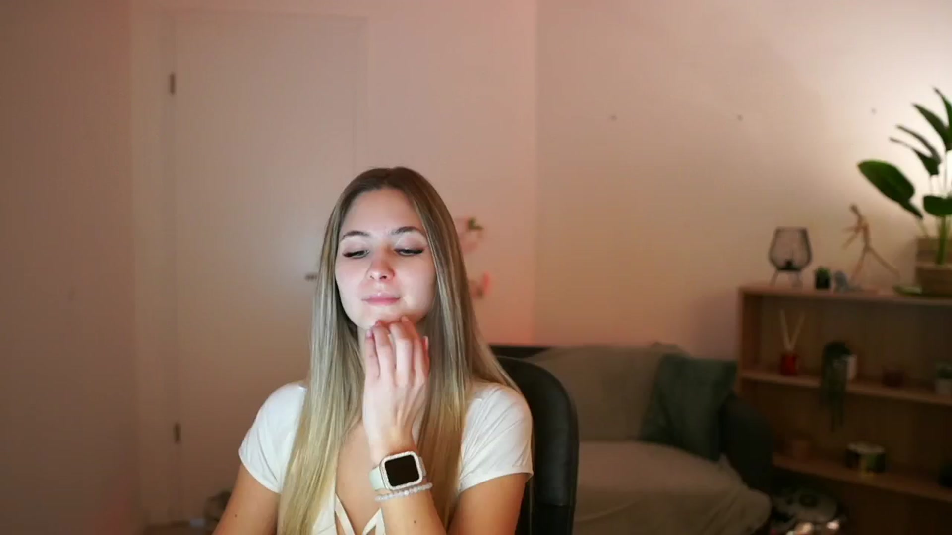 Gallery image thumbnail from CuteGirl_18's myfreecams stream on, 02/20/2025, 14:44 image 1 of 20