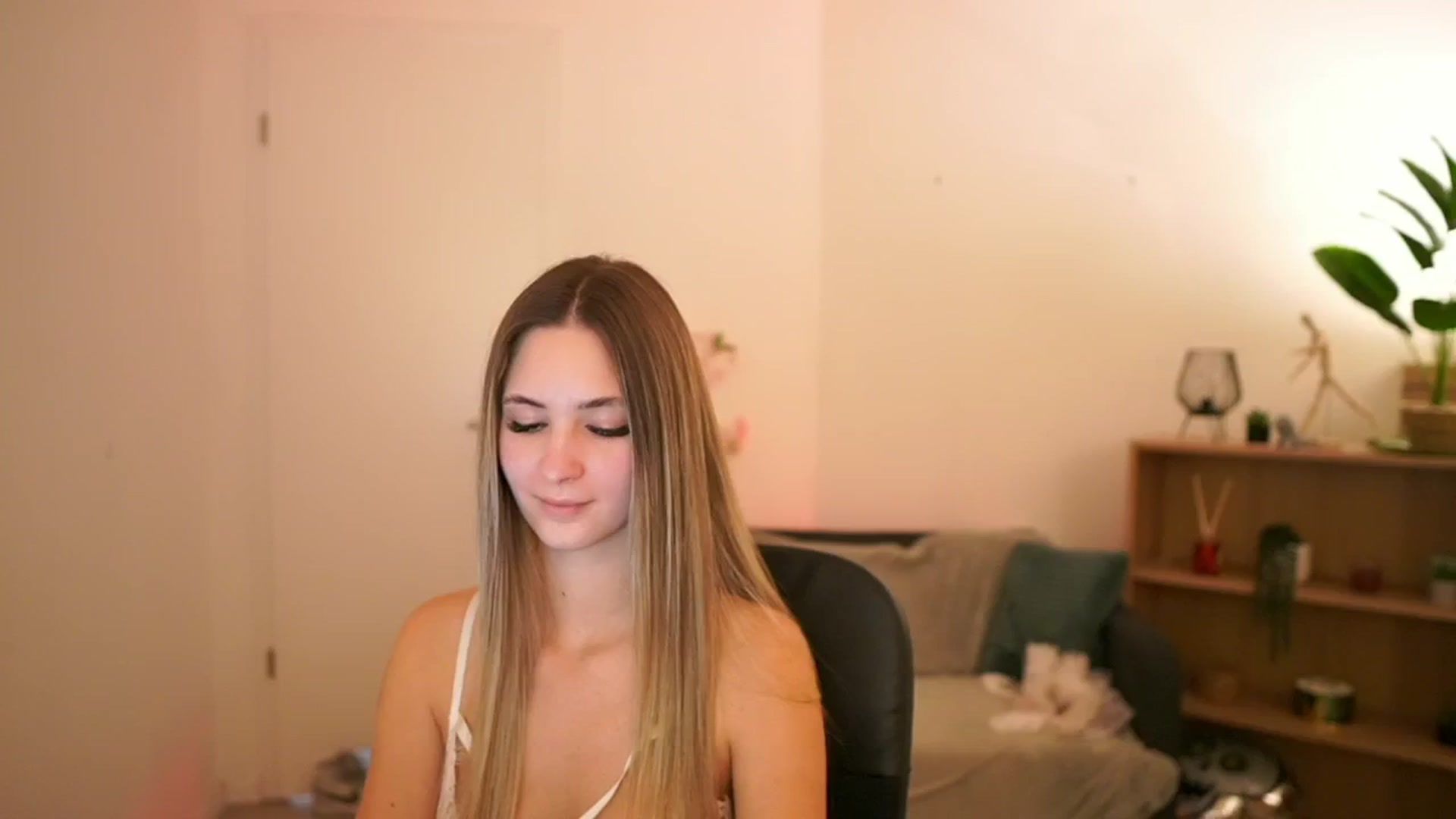 Gallery image thumbnail from CuteGirl_18's myfreecams stream on, 02/20/2025, 16:38 image 14 of 20