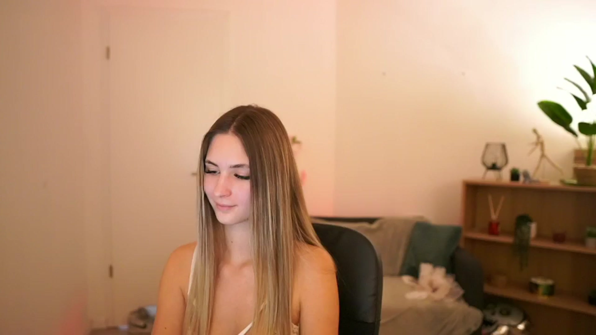 Gallery image thumbnail from CuteGirl_18's myfreecams stream on, 02/20/2025, 16:38 image 13 of 20