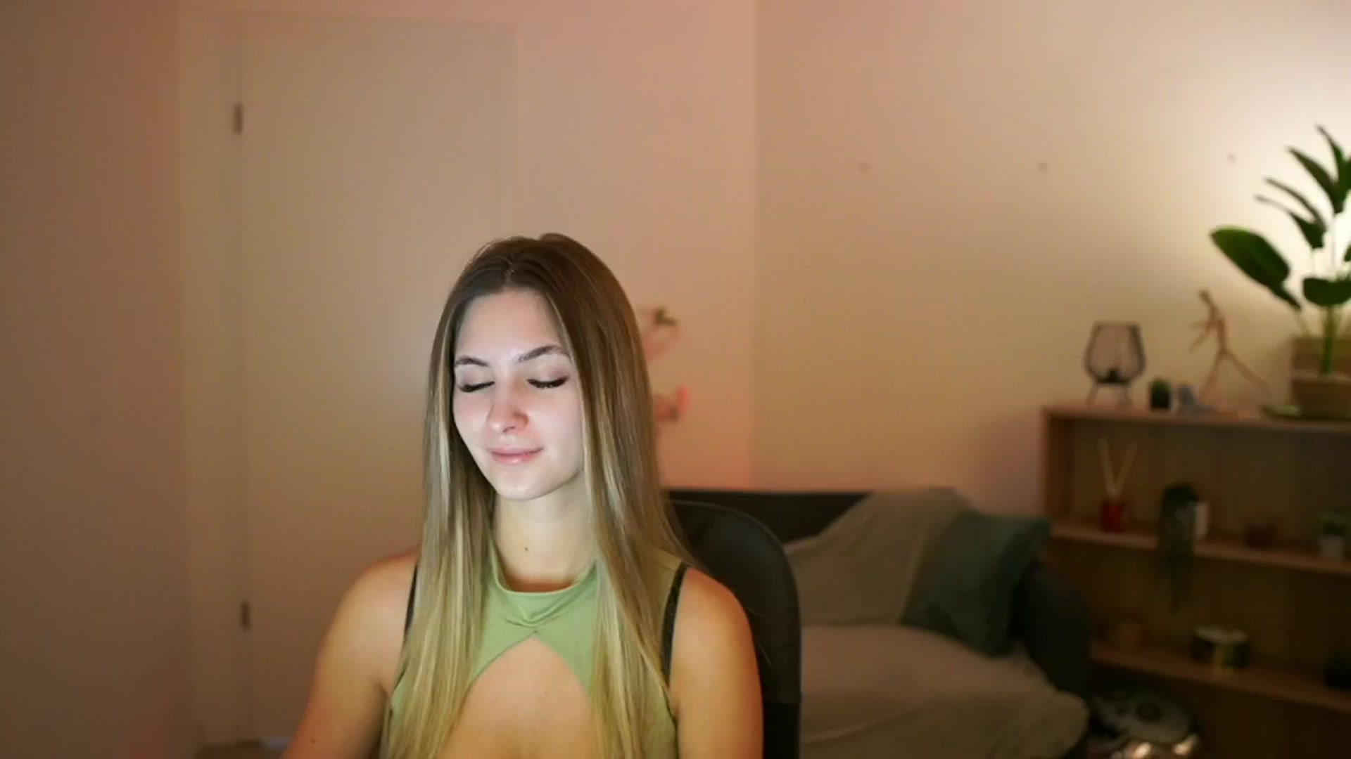 Gallery image thumbnail from CuteGirl_18's myfreecams stream on, 02/21/2025, 14:11 image 7 of 20
