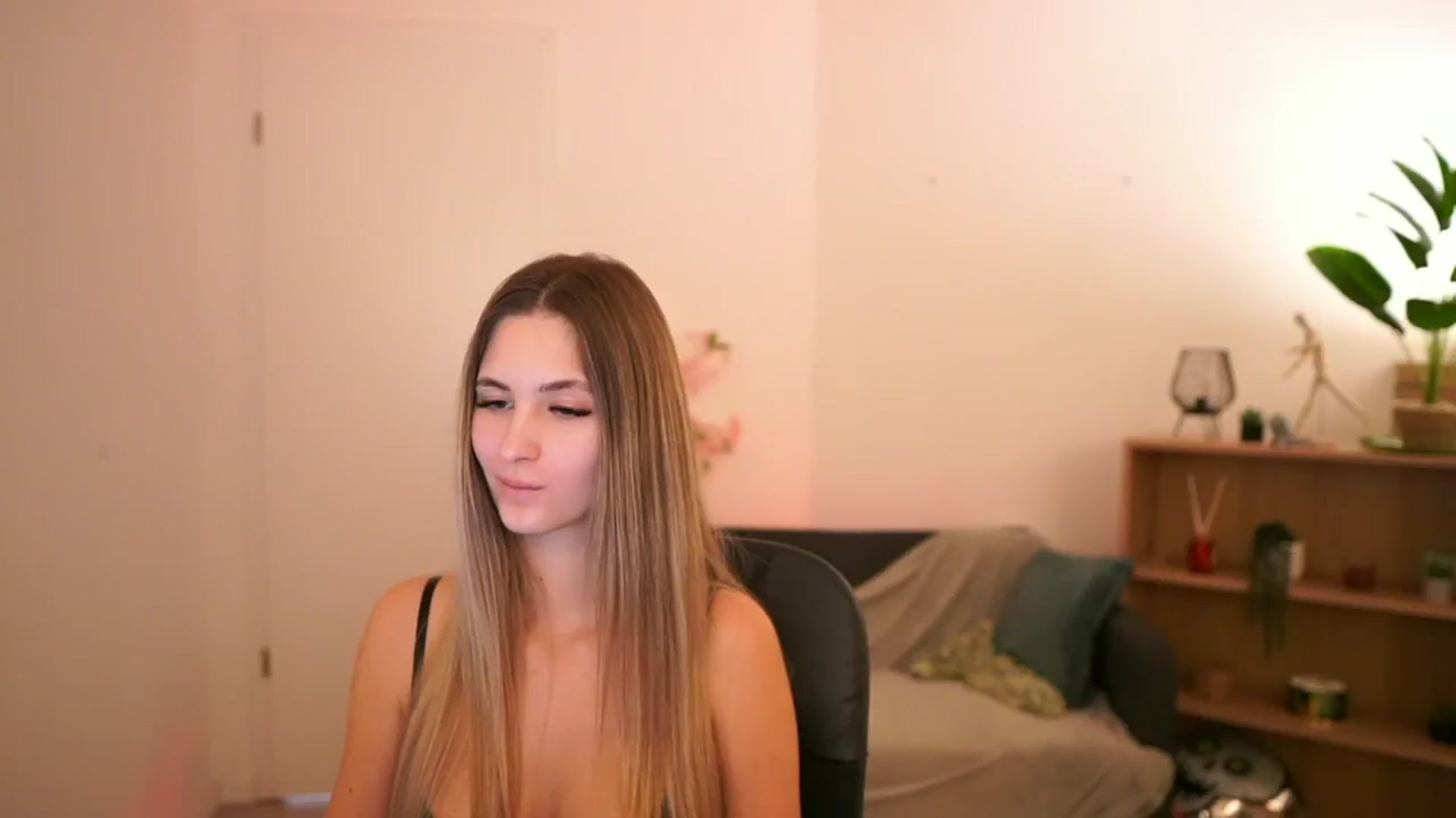 Gallery image thumbnail from CuteGirl_18's myfreecams stream on, 02/21/2025, 16:13 image 17 of 20