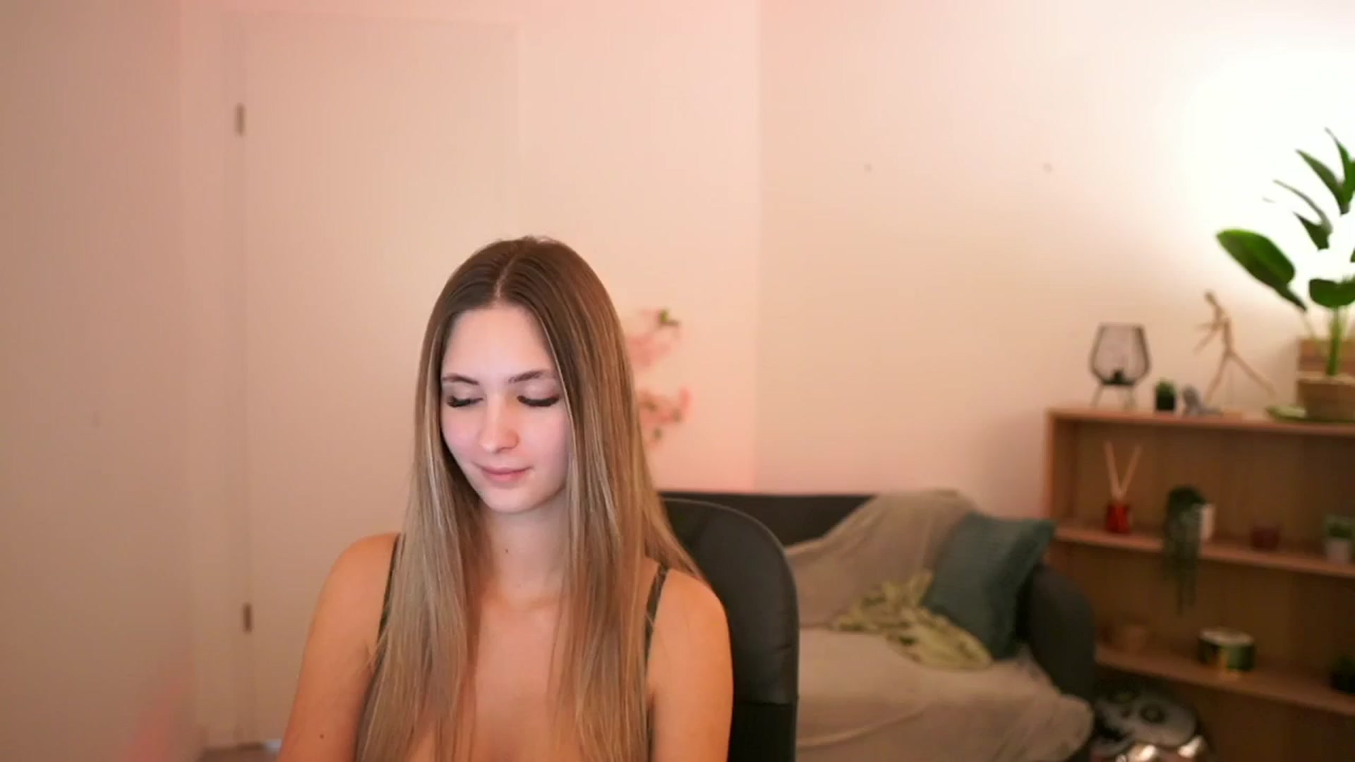 Gallery image thumbnail from CuteGirl_18's myfreecams stream on, 02/21/2025, 16:13 image 7 of 20