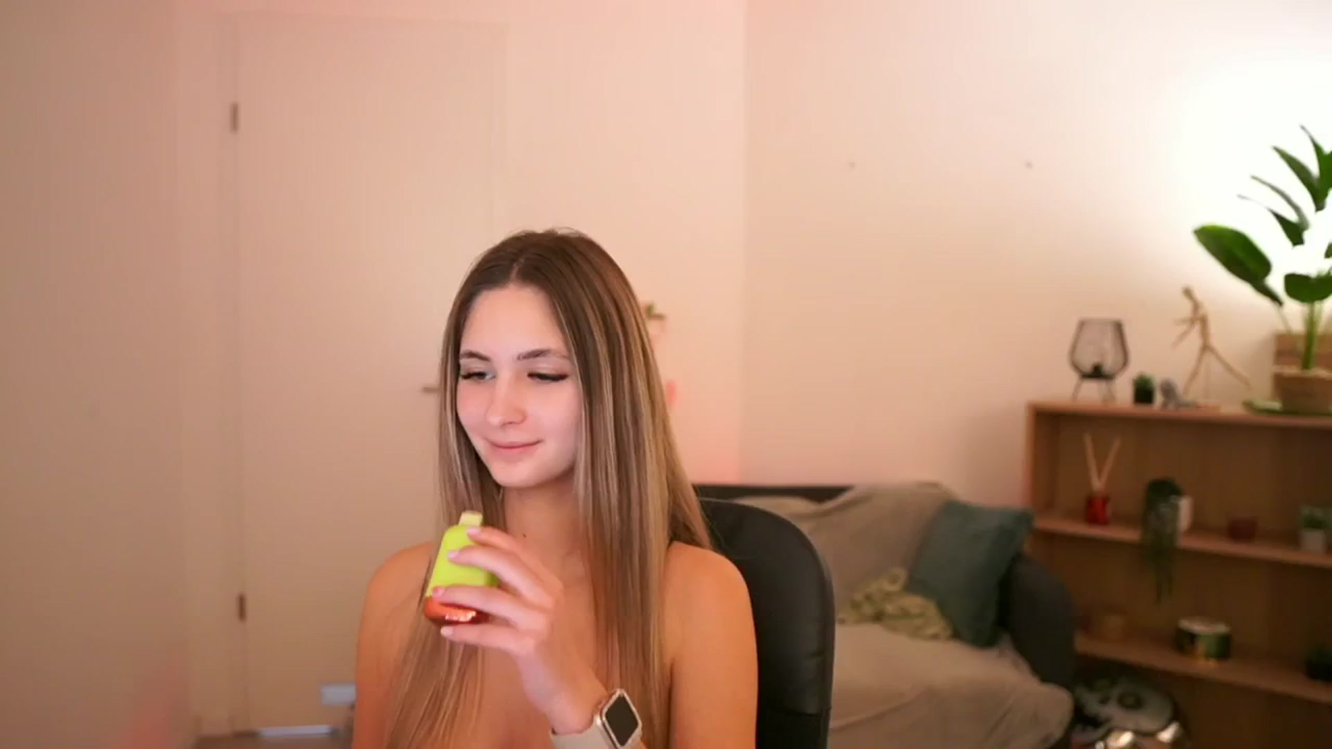 Gallery image thumbnail from CuteGirl_18's myfreecams stream on, 02/21/2025, 17:16 image 1 of 20