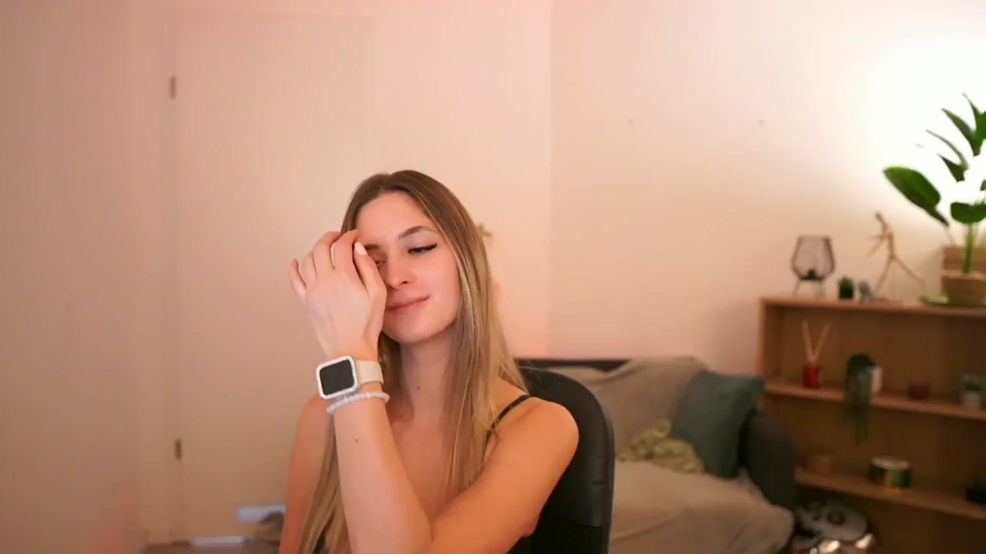 Gallery image thumbnail from CuteGirl_18's myfreecams stream on, 02/21/2025, 17:16 image 11 of 20
