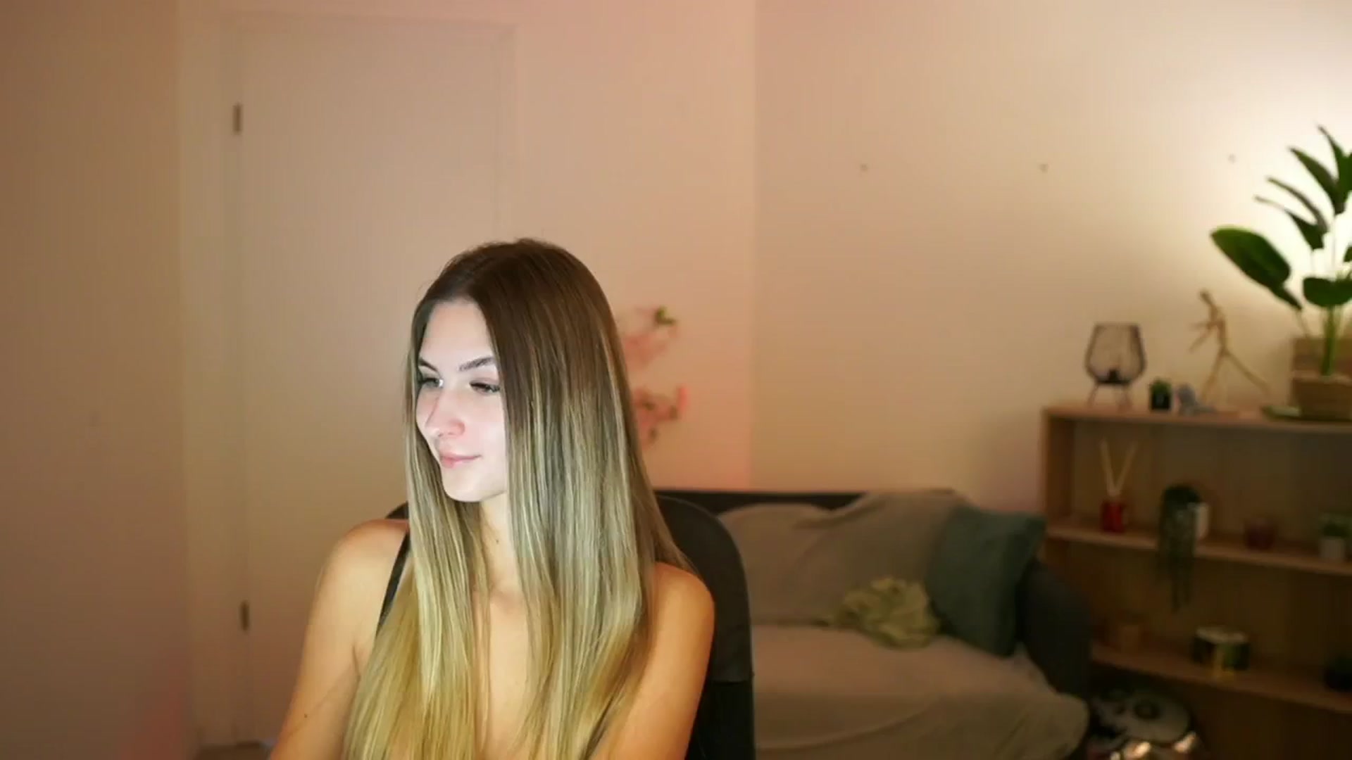 Gallery image thumbnail from CuteGirl_18's myfreecams stream on, 02/21/2025, 18:46 image 9 of 20