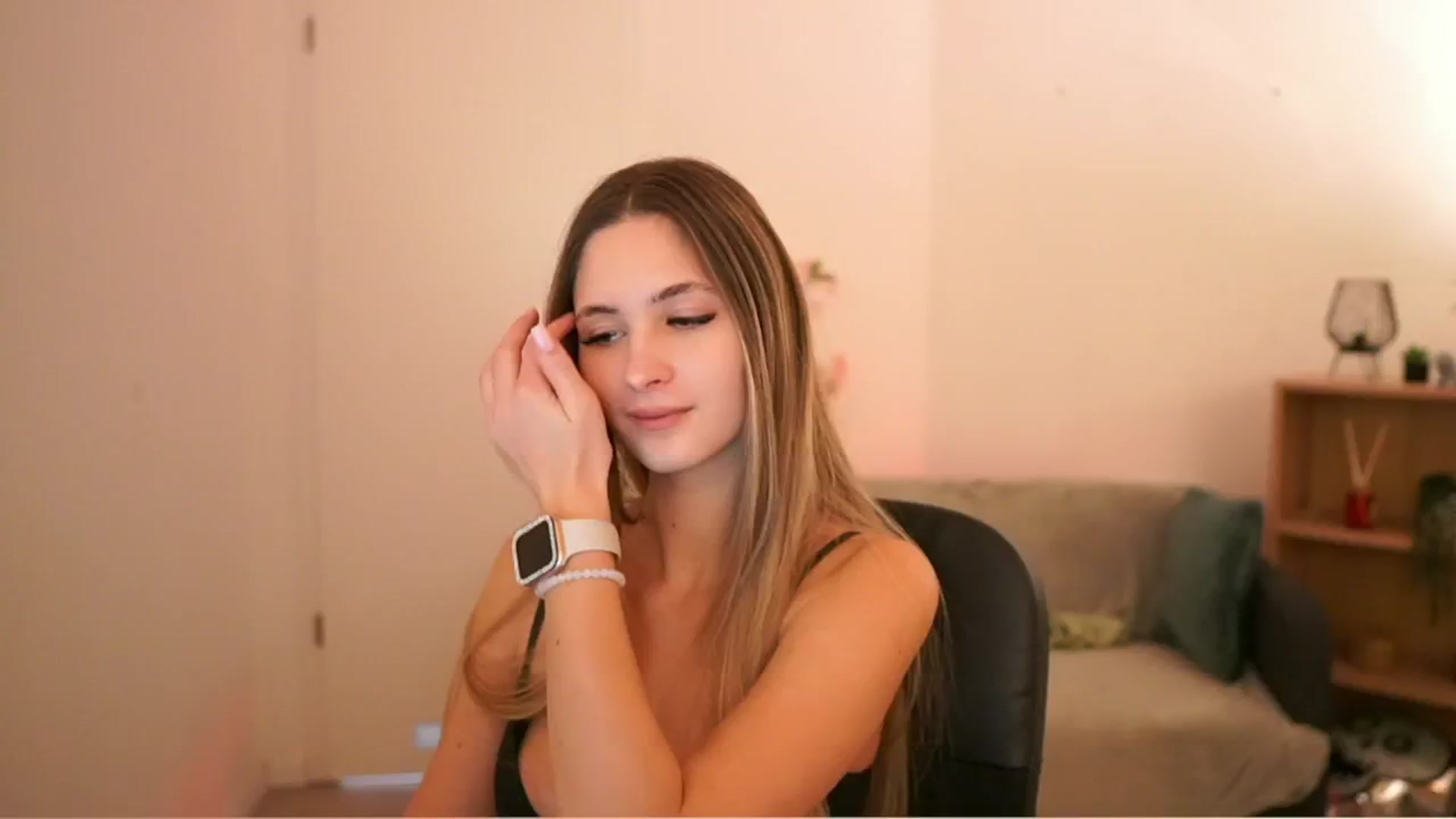 Gallery image thumbnail from CuteGirl_18's myfreecams stream on, 02/23/2025, 14:33 image 14 of 20