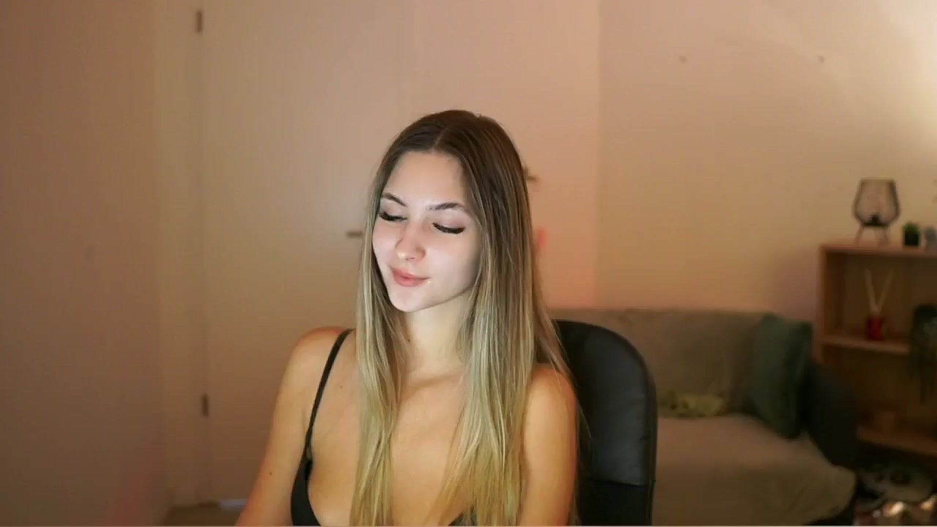 Gallery image thumbnail from CuteGirl_18's myfreecams stream on, 02/23/2025, 14:33 image 17 of 20