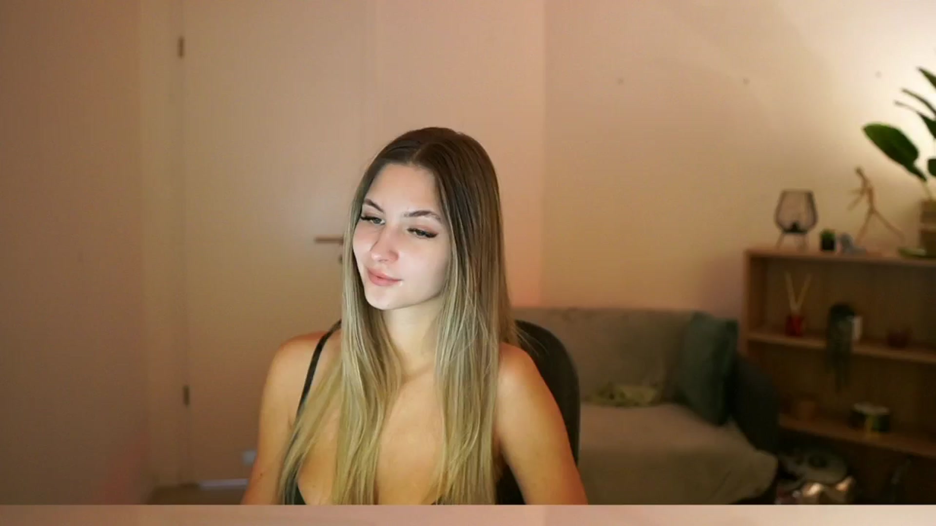 Gallery image thumbnail from CuteGirl_18's myfreecams stream on, 02/23/2025, 14:33 image 7 of 20