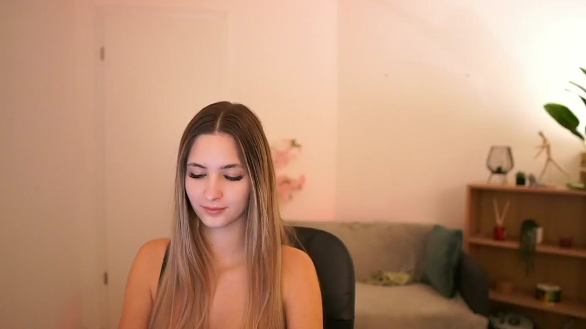 Gallery image thumbnail from CuteGirl_18's myfreecams stream on, 02/23/2025, 14:33 image 5 of 20