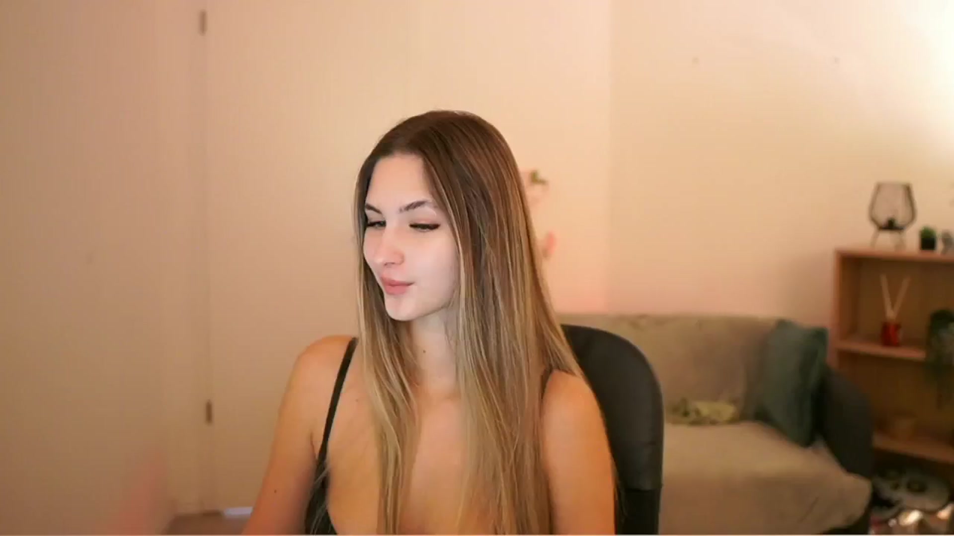 Gallery image thumbnail from CuteGirl_18's myfreecams stream on, 02/23/2025, 14:33 image 16 of 20