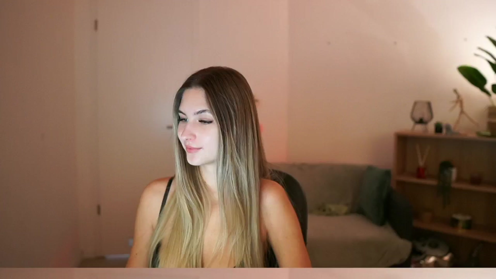 Gallery image thumbnail from CuteGirl_18's myfreecams stream on, 02/23/2025, 14:33 image 6 of 20