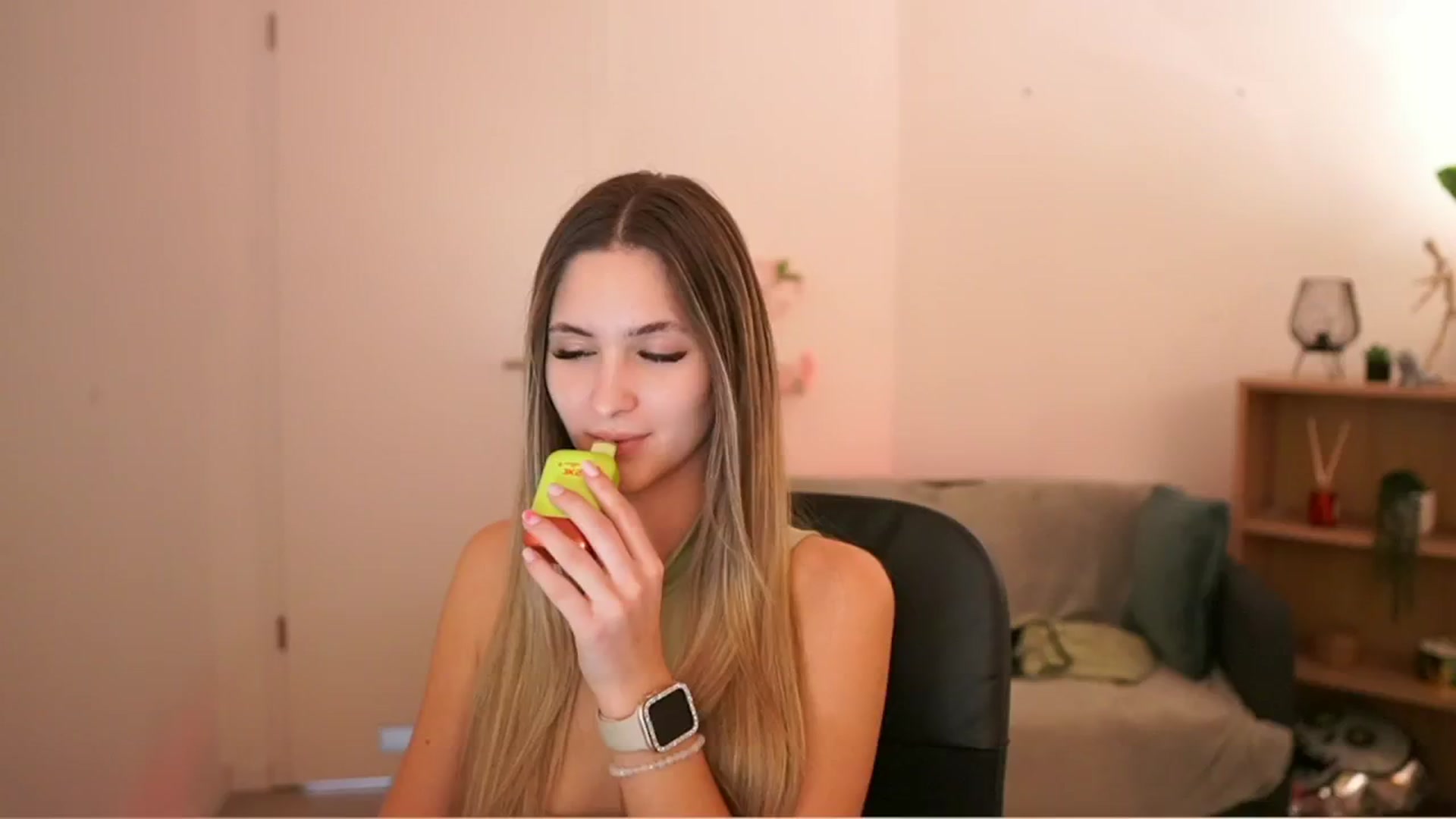 Gallery image thumbnail from CuteGirl_18's myfreecams stream on, 02/23/2025, 15:51 image 16 of 20