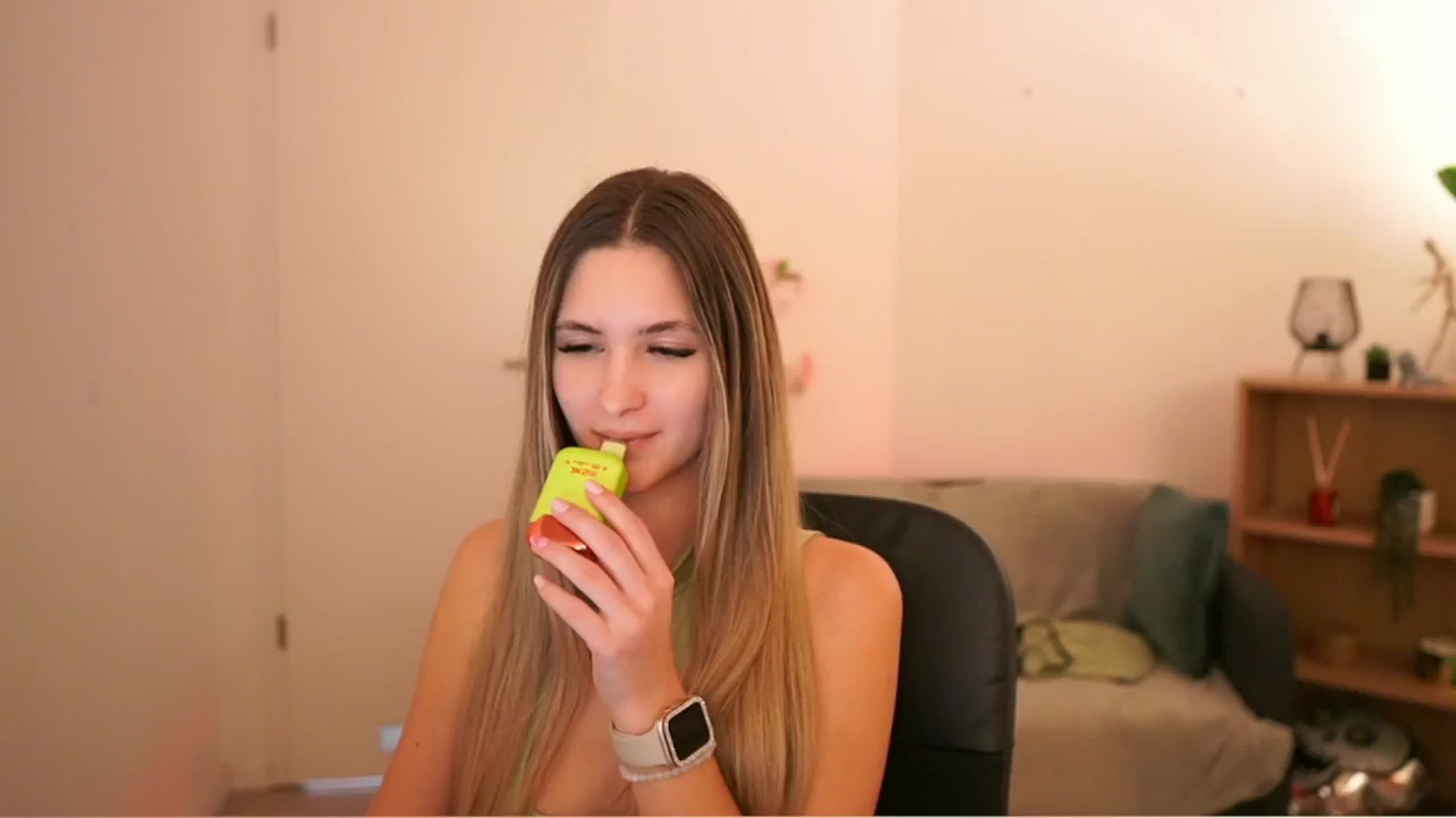Gallery image thumbnail from CuteGirl_18's myfreecams stream on, 02/23/2025, 15:51 image 14 of 20