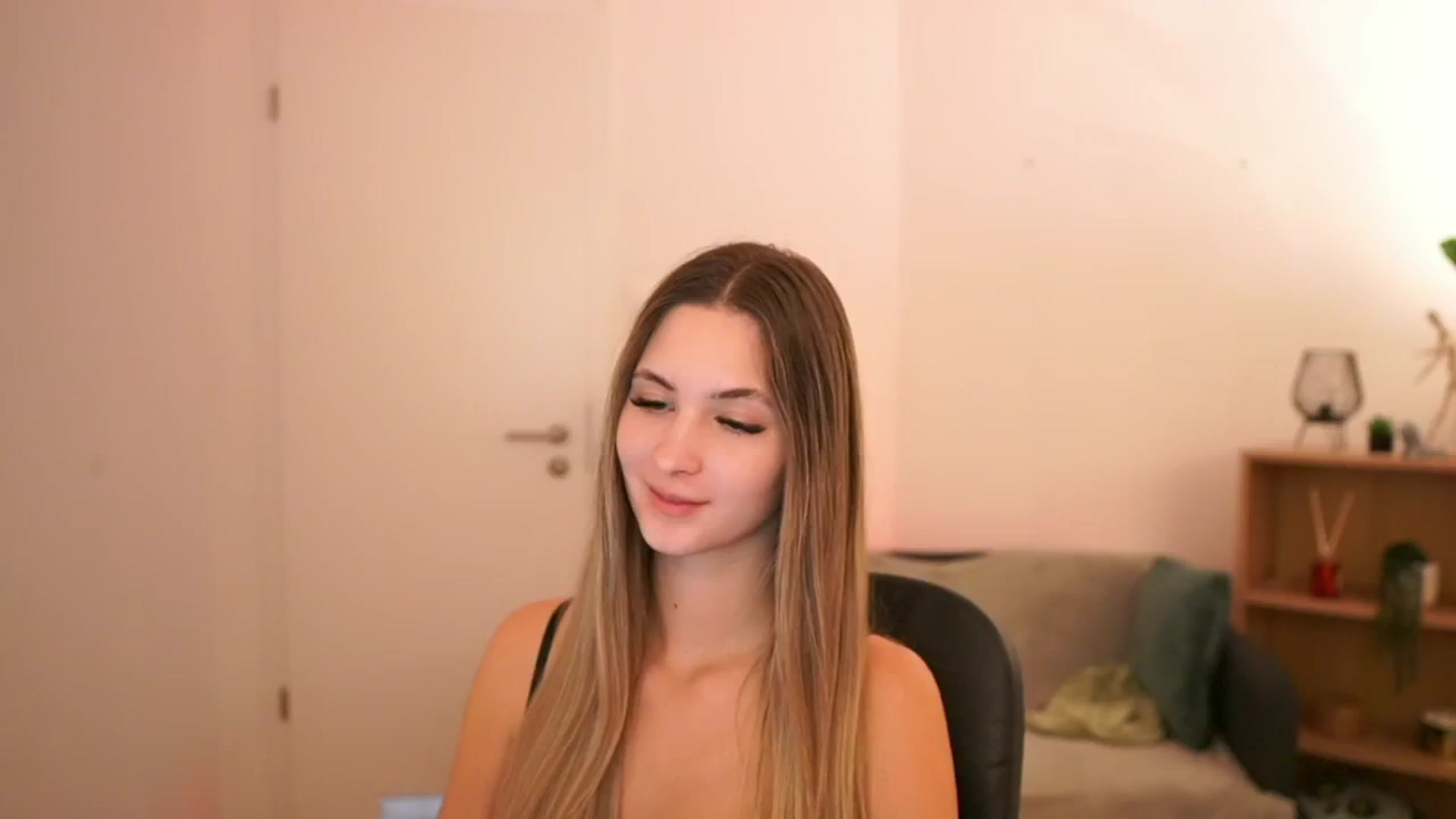 Gallery image thumbnail from CuteGirl_18's myfreecams stream on, 02/23/2025, 18:25 image 15 of 20