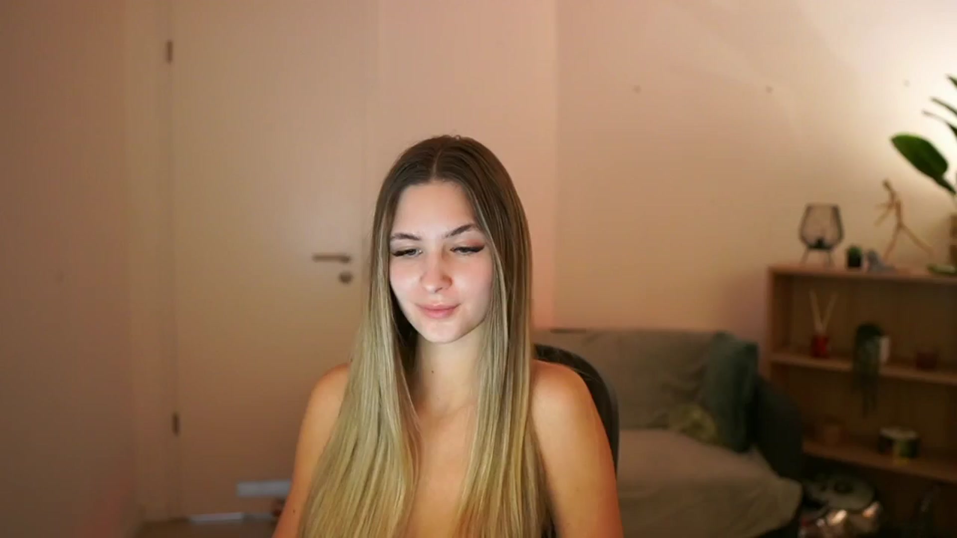 Gallery image thumbnail from CuteGirl_18's myfreecams stream on, 02/23/2025, 18:53 image 12 of 20