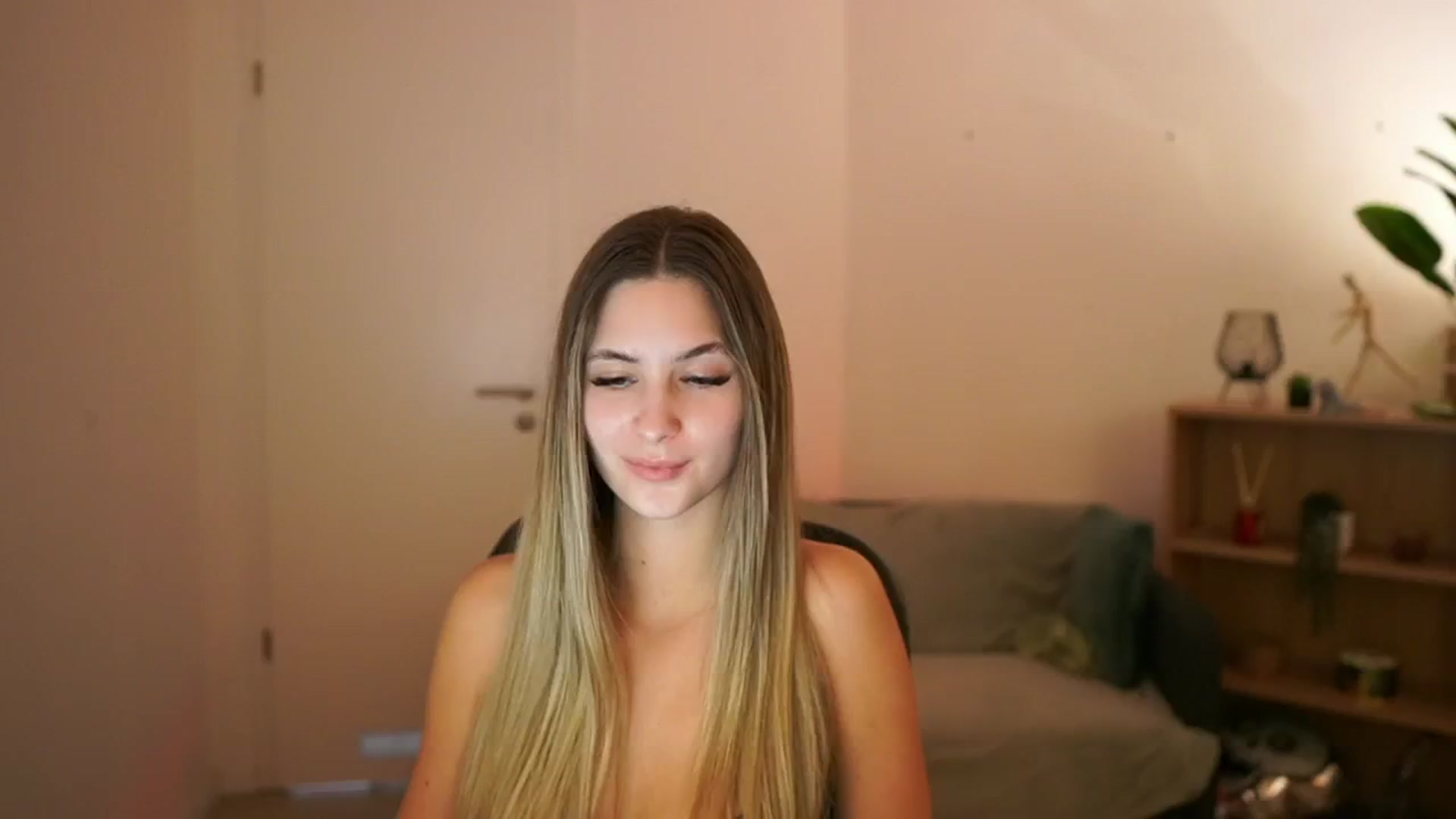 Gallery image thumbnail from CuteGirl_18's myfreecams stream on, 02/23/2025, 18:53 image 7 of 20