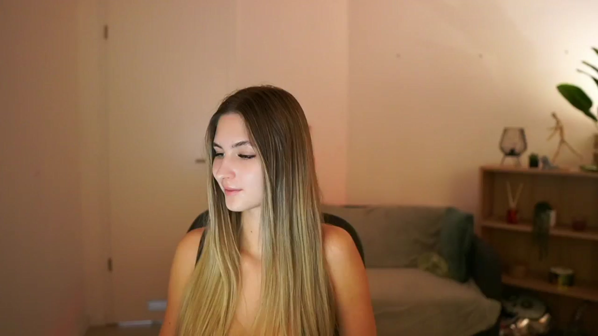 Gallery image thumbnail from CuteGirl_18's myfreecams stream on, 02/23/2025, 18:53 image 9 of 20