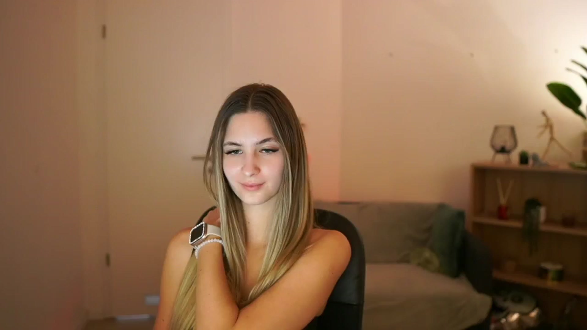 Gallery image thumbnail from CuteGirl_18's myfreecams stream on, 02/23/2025, 18:53 image 8 of 20