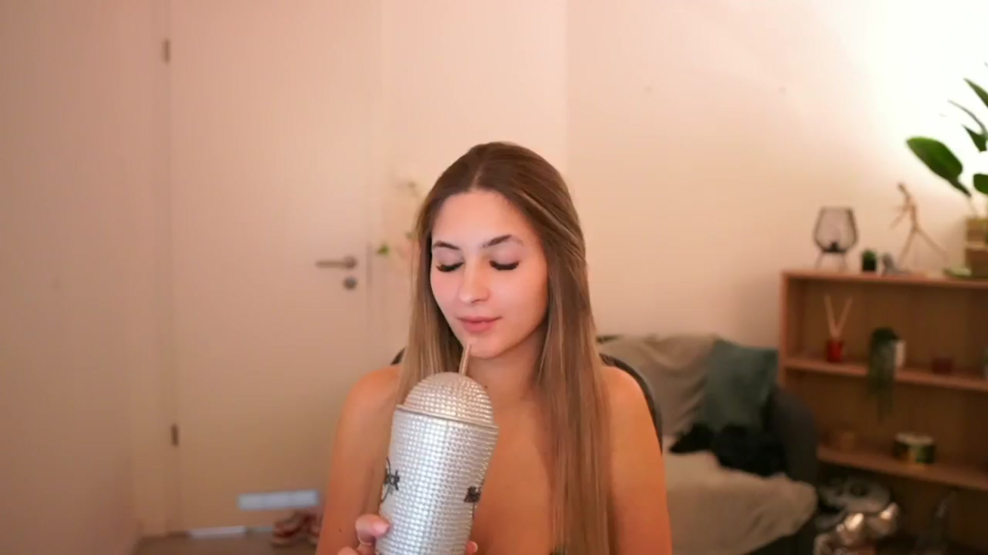 Gallery image thumbnail from CuteGirl_18's myfreecams stream on, 02/25/2025, 18:32 image 2 of 20