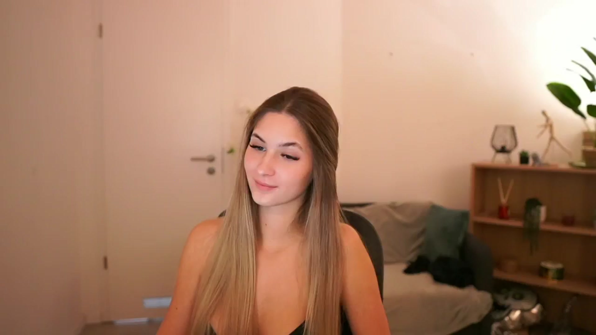 Gallery image thumbnail from CuteGirl_18's myfreecams stream on, 02/25/2025, 18:32 image 5 of 20