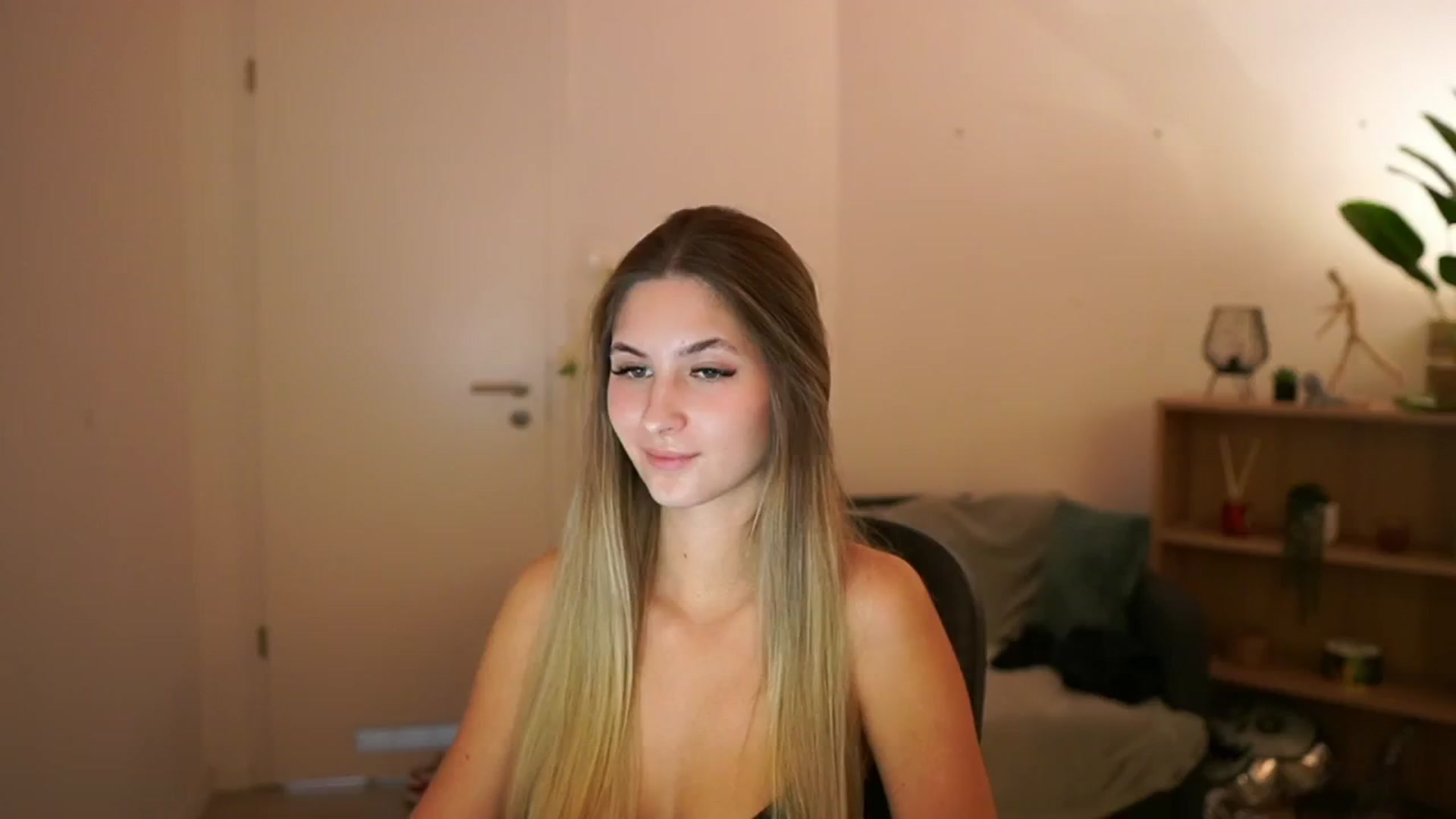 Gallery image thumbnail from CuteGirl_18's myfreecams stream on, 02/25/2025, 18:32 image 8 of 20