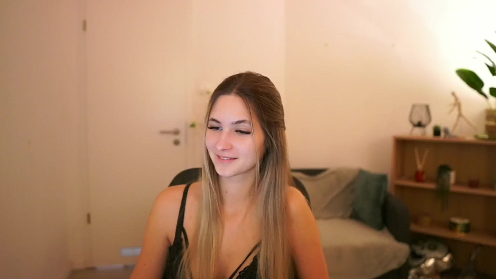 Gallery image thumbnail from CuteGirl_18's myfreecams stream on, 02/27/2025, 14:24 image 1 of 20