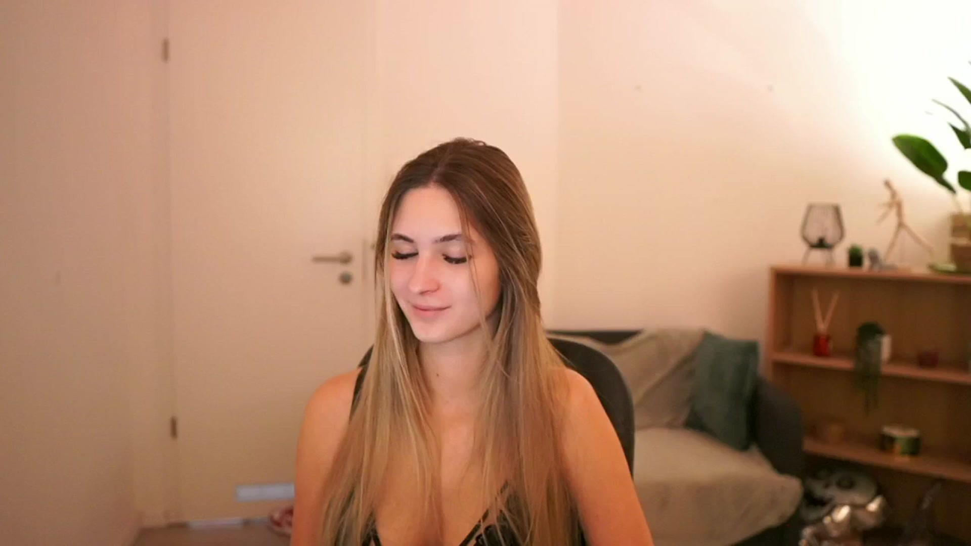 Gallery image thumbnail from CuteGirl_18's myfreecams stream on, 02/27/2025, 14:24 image 11 of 20