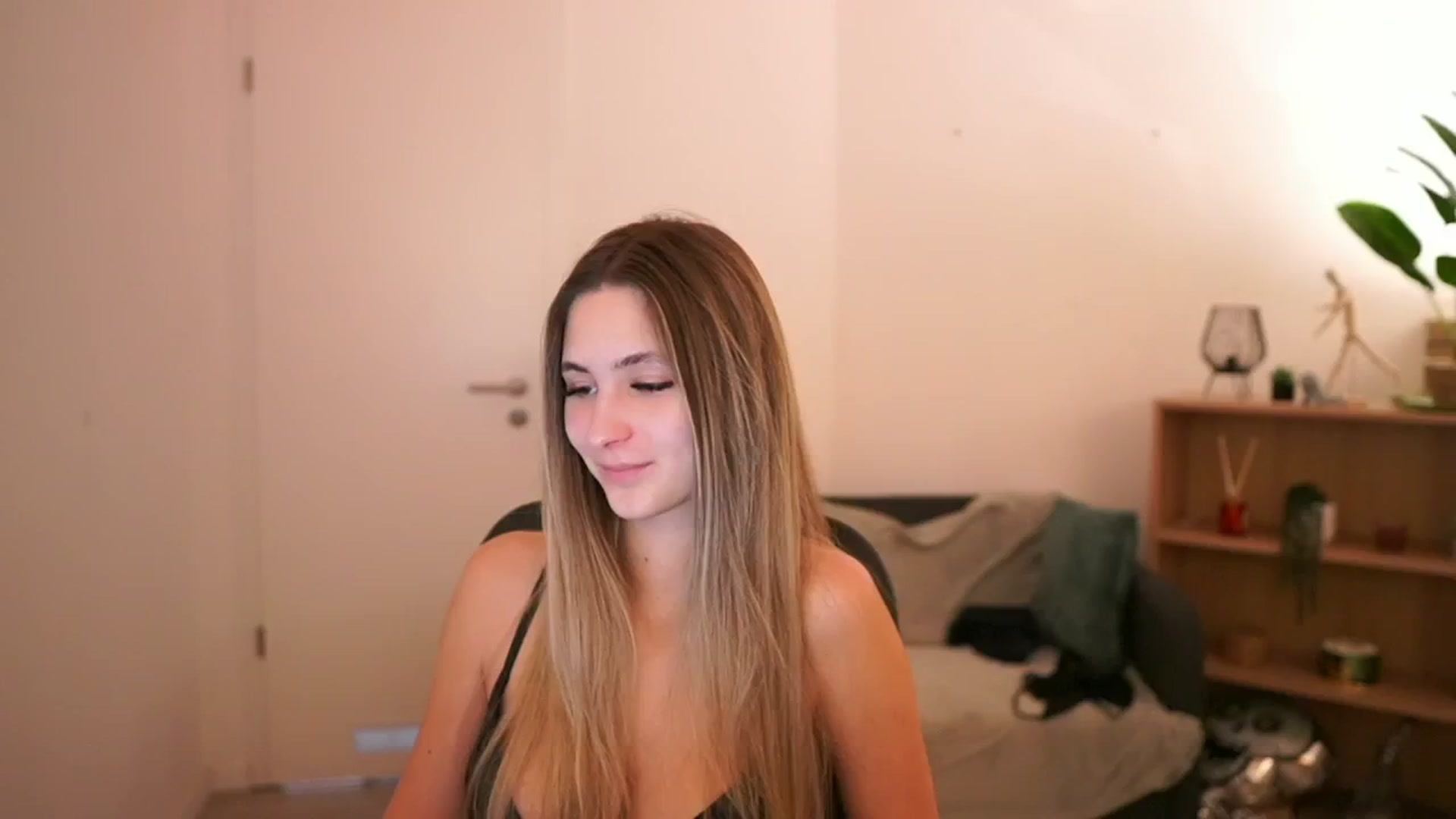 Gallery image thumbnail from CuteGirl_18's myfreecams stream on, 02/27/2025, 15:14 image 2 of 20