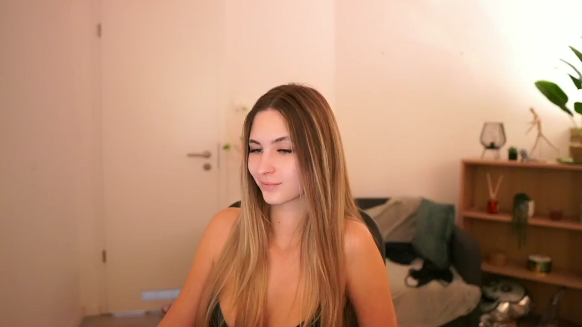 Gallery image thumbnail from CuteGirl_18's myfreecams stream on, 02/27/2025, 15:14 image 19 of 20