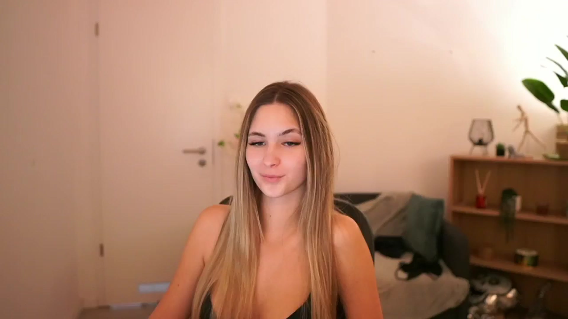 Gallery image thumbnail from CuteGirl_18's myfreecams stream on, 02/27/2025, 15:34 image 12 of 20