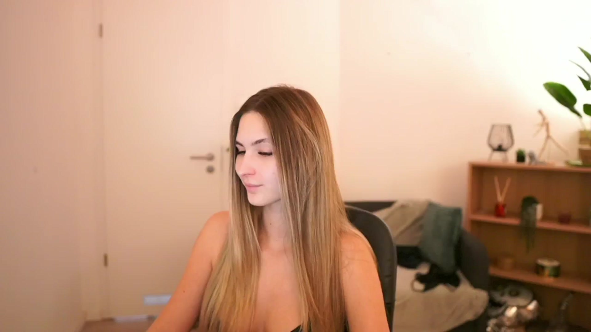 Gallery image thumbnail from CuteGirl_18's myfreecams stream on, 02/27/2025, 15:34 image 7 of 20