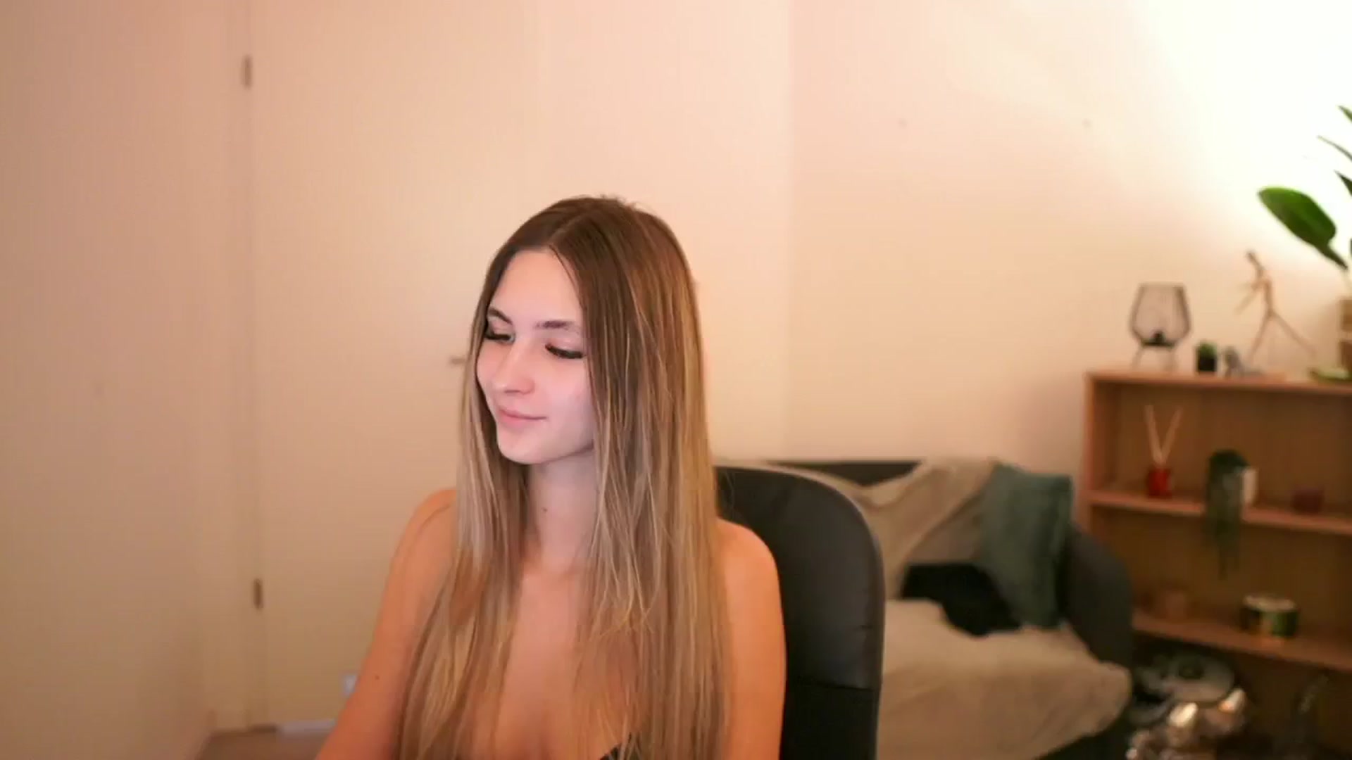 Gallery image thumbnail from CuteGirl_18's myfreecams stream on, 02/27/2025, 16:20 image 14 of 20