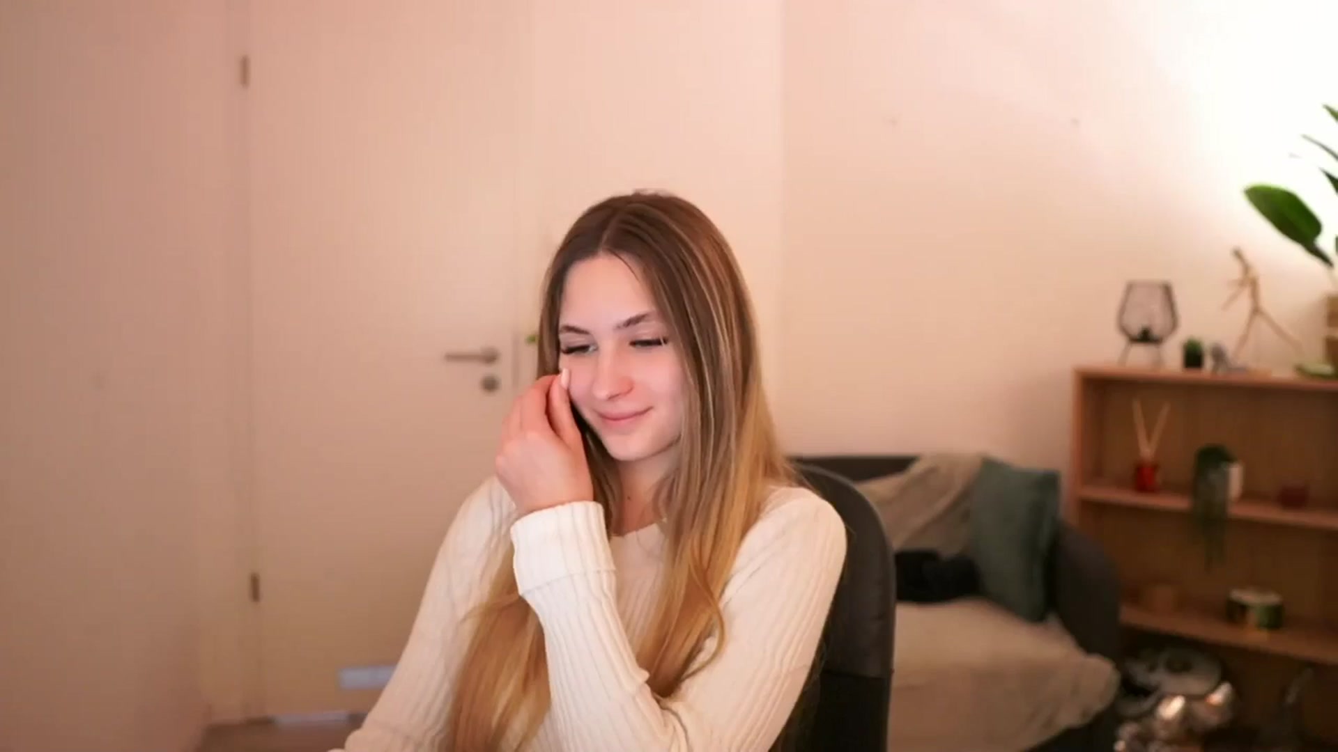 Gallery image thumbnail from CuteGirl_18's myfreecams stream on, 02/27/2025, 16:54 image 2 of 20