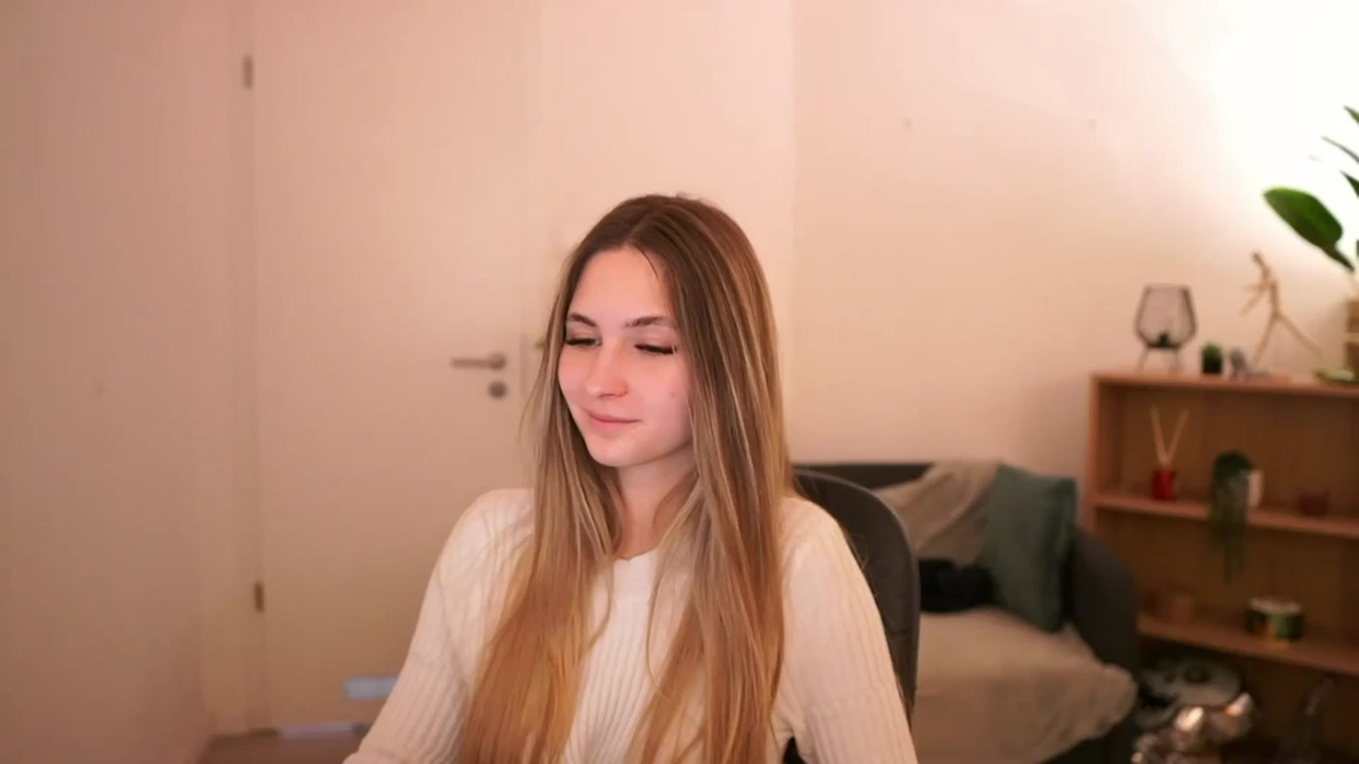 Gallery image thumbnail from CuteGirl_18's myfreecams stream on, 02/27/2025, 16:54 image 1 of 20