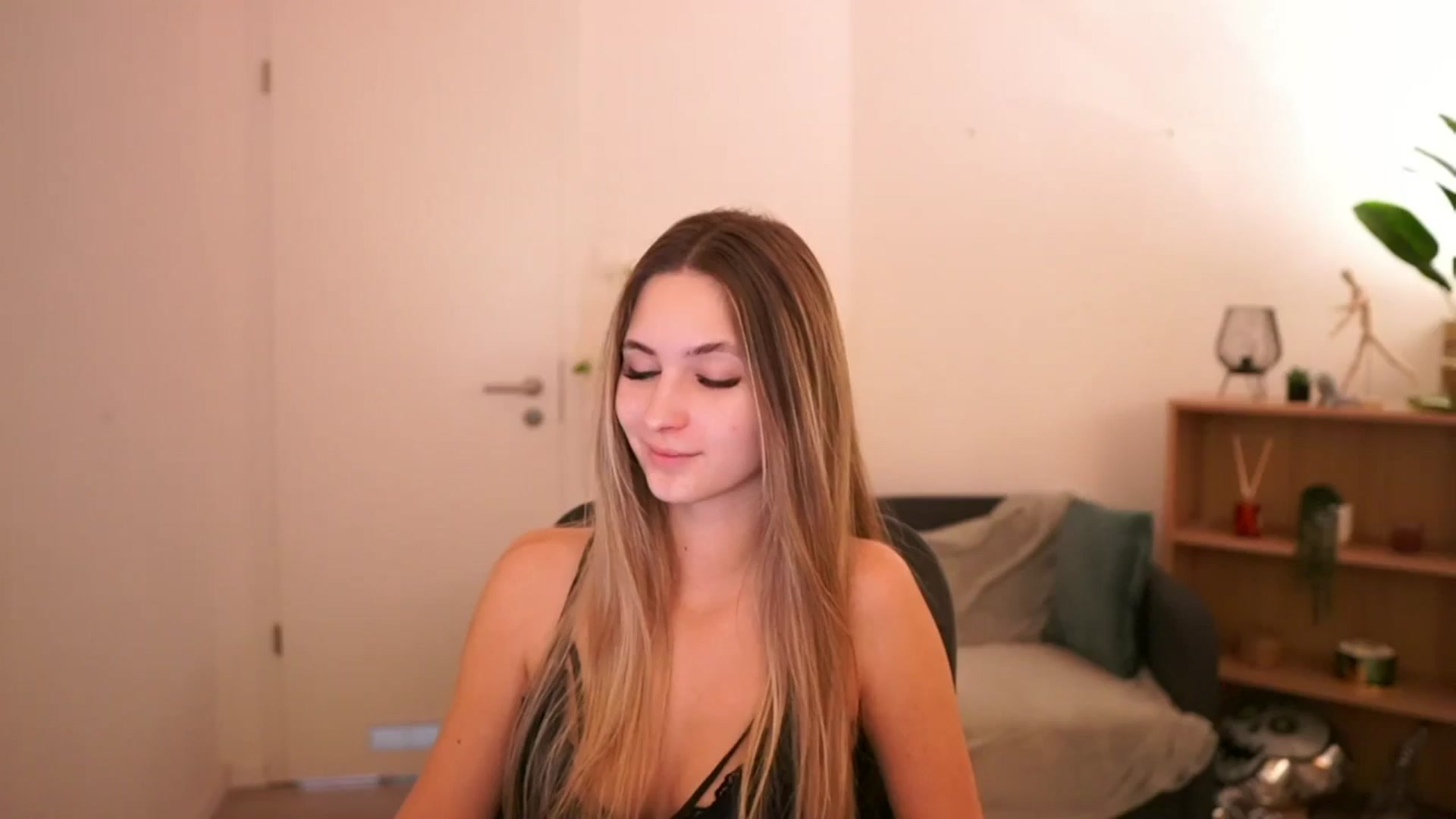 Gallery image thumbnail from CuteGirl_18's myfreecams stream on, 02/27/2025, 17:24 image 4 of 20