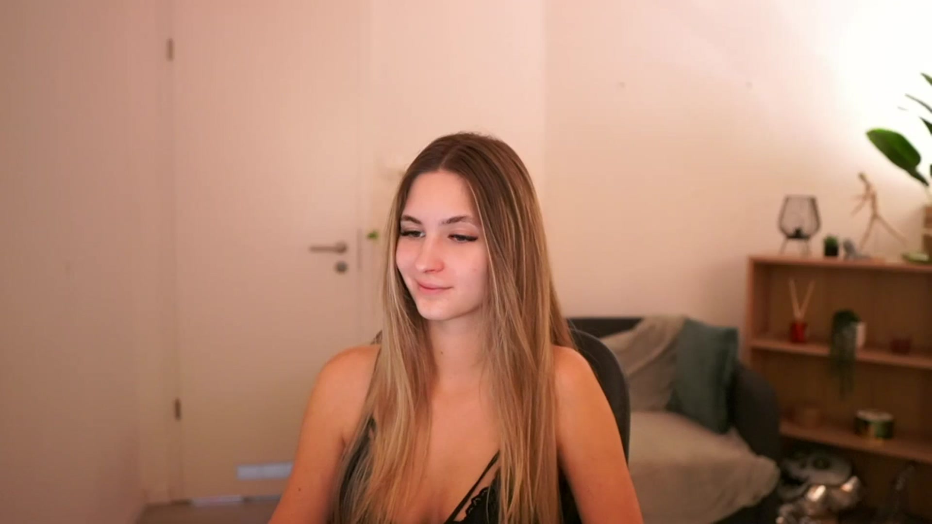 Gallery image thumbnail from CuteGirl_18's myfreecams stream on, 02/27/2025, 17:24 image 3 of 20