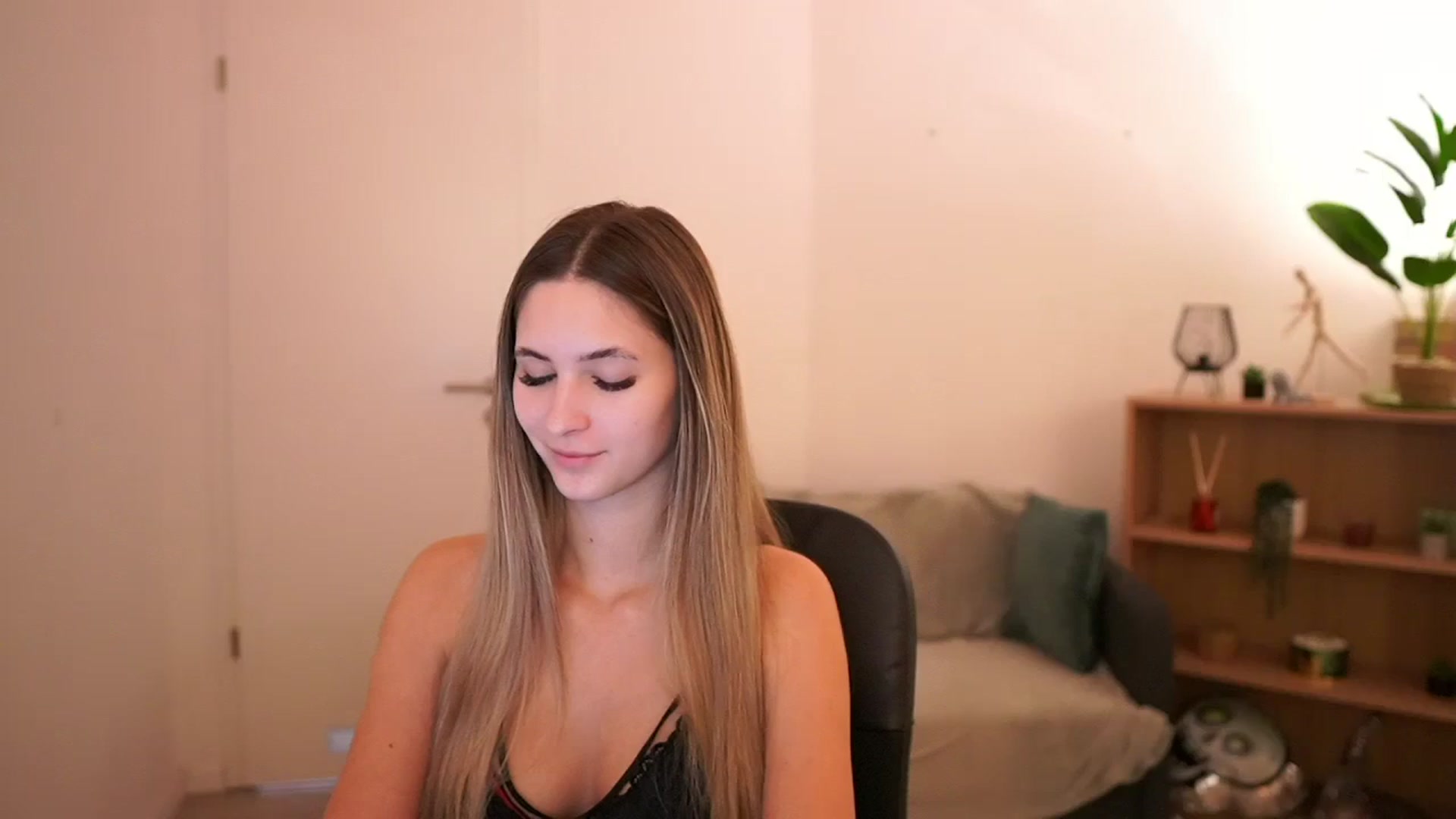Gallery image thumbnail from CuteGirl_18's myfreecams stream on, 03/02/2025, 14:38 image 1 of 20
