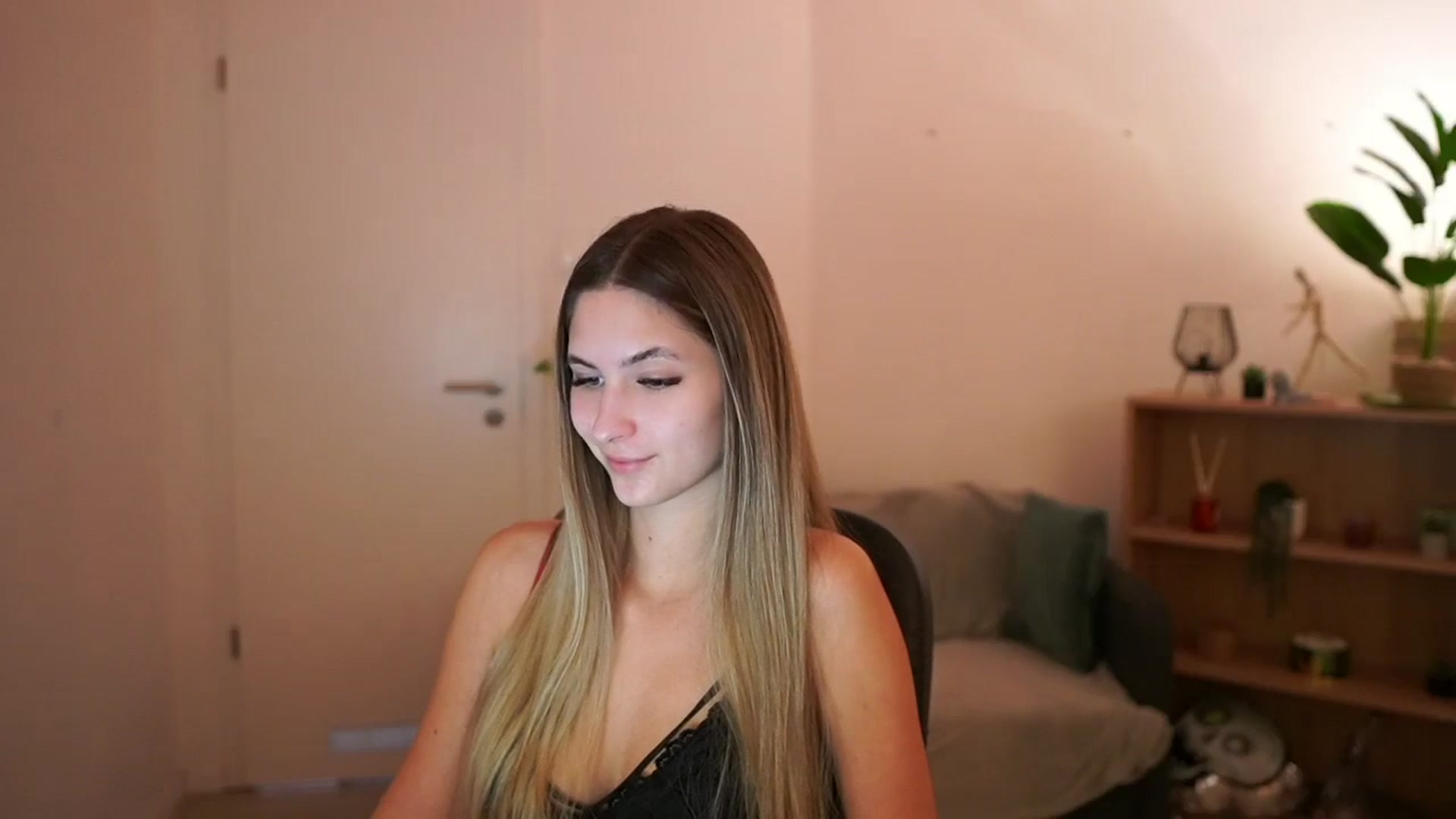 Gallery image thumbnail from CuteGirl_18's myfreecams stream on, 03/02/2025, 14:38 image 3 of 20