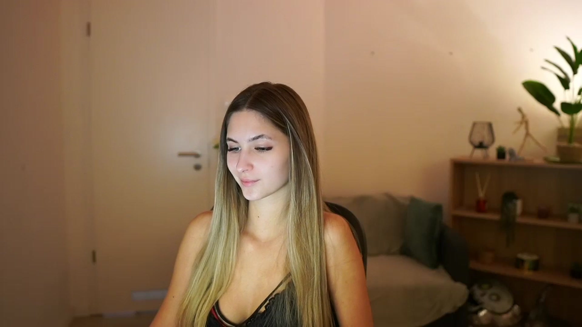 Gallery image thumbnail from CuteGirl_18's myfreecams stream on, 03/02/2025, 14:38 image 6 of 20