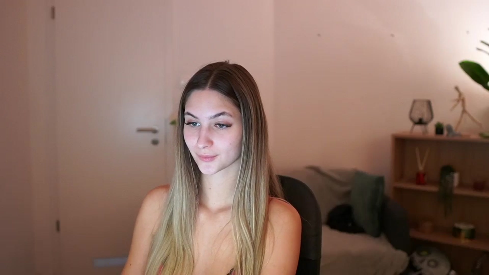 Gallery image thumbnail from CuteGirl_18's myfreecams stream on, 03/02/2025, 16:26 image 9 of 20