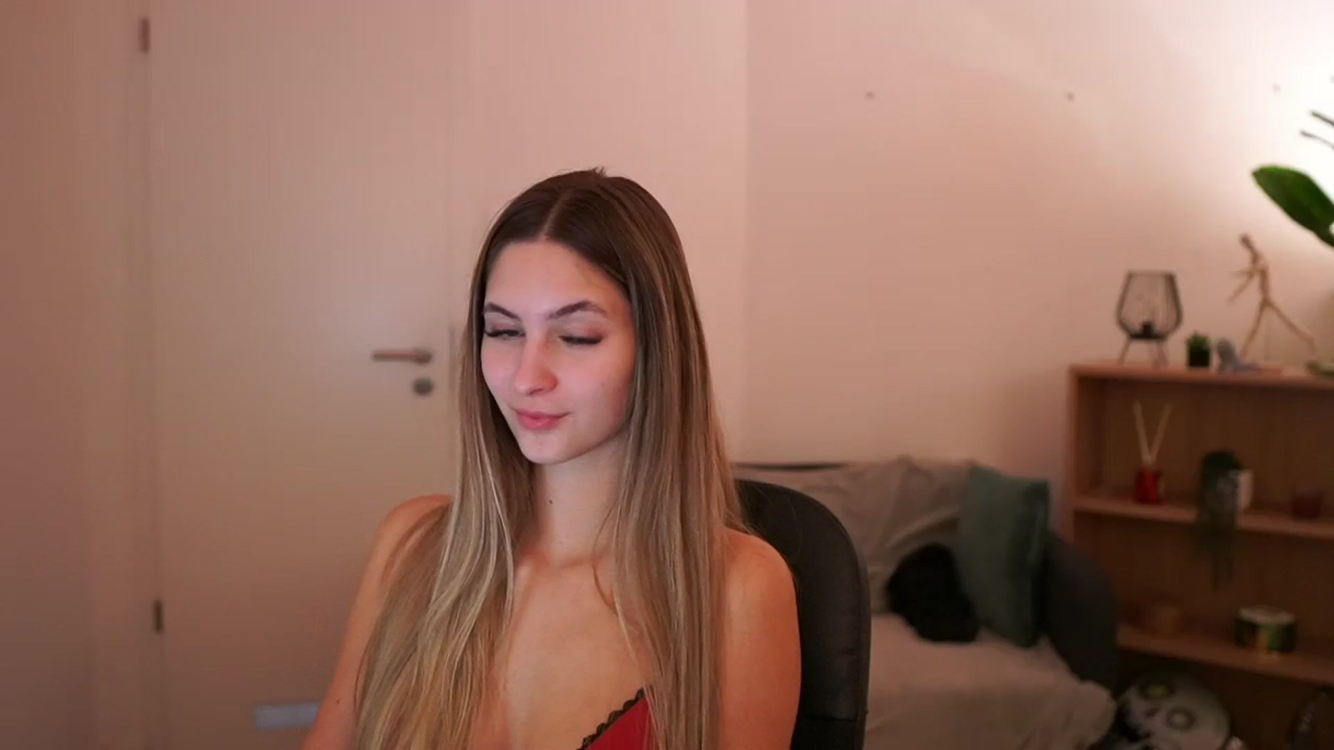Gallery image thumbnail from CuteGirl_18's myfreecams stream on, 03/02/2025, 16:26 image 1 of 20