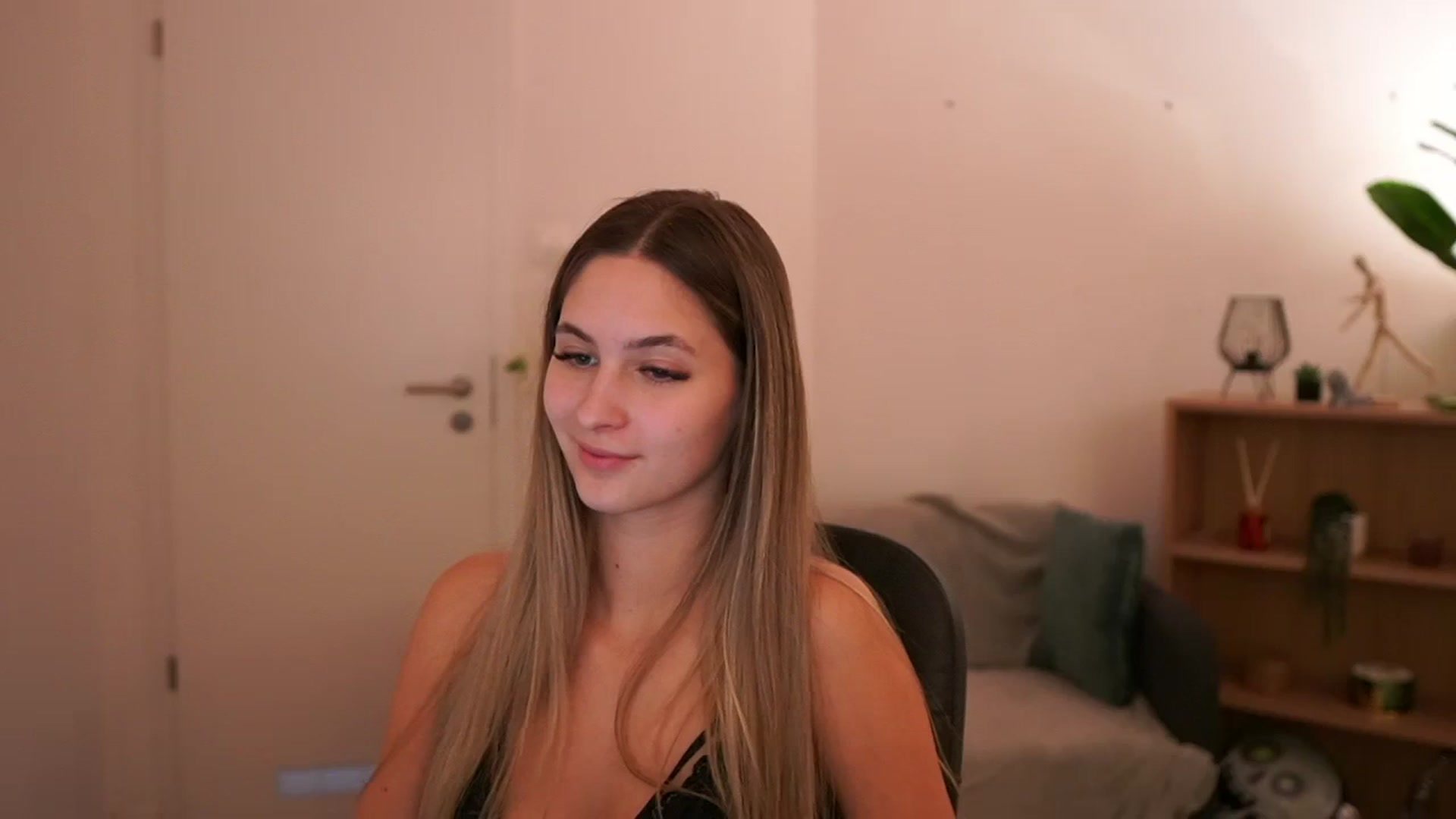 Gallery image thumbnail from CuteGirl_18's myfreecams stream on, 03/02/2025, 17:22 image 1 of 20