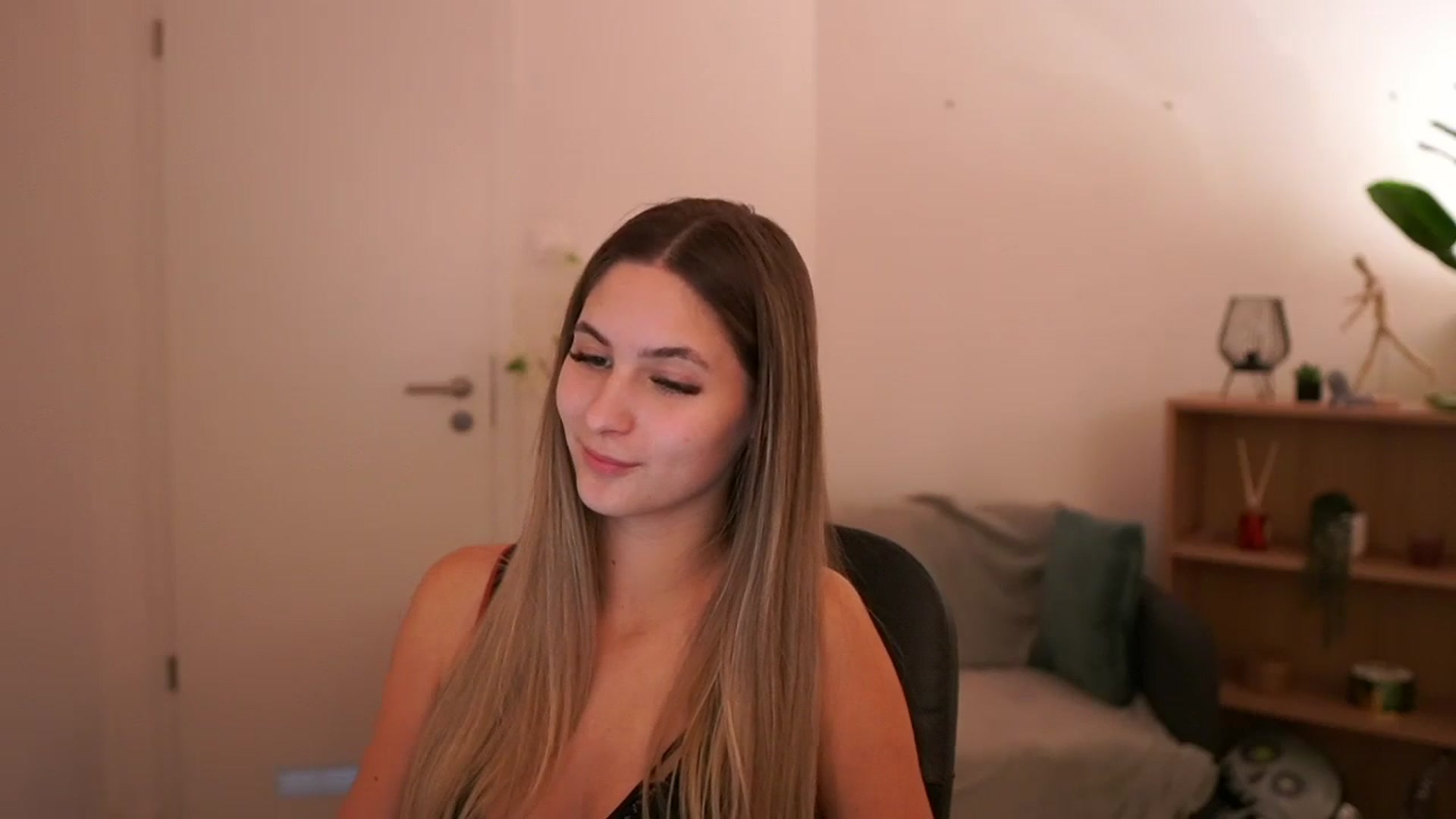 Gallery image thumbnail from CuteGirl_18's myfreecams stream on, 03/02/2025, 17:22 image 4 of 20