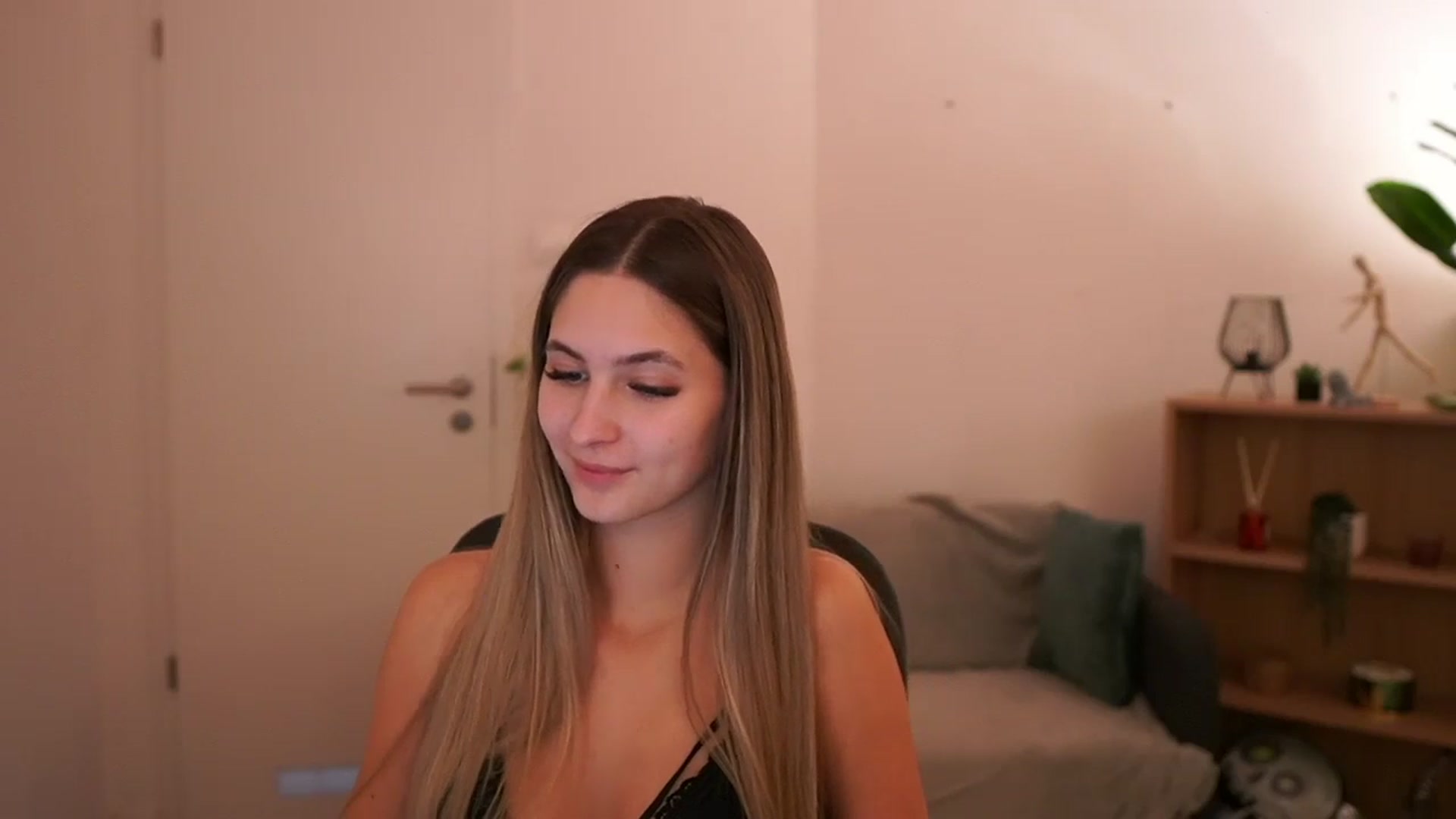 Gallery image thumbnail from CuteGirl_18's myfreecams stream on, 03/02/2025, 17:22 image 2 of 20