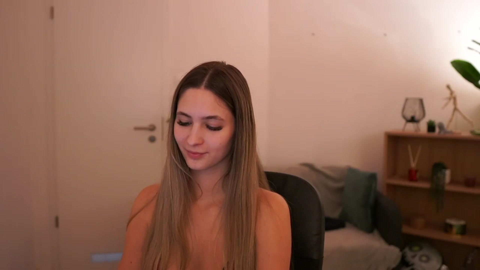 Gallery image thumbnail from CuteGirl_18's myfreecams stream on, 03/02/2025, 17:42 image 12 of 20