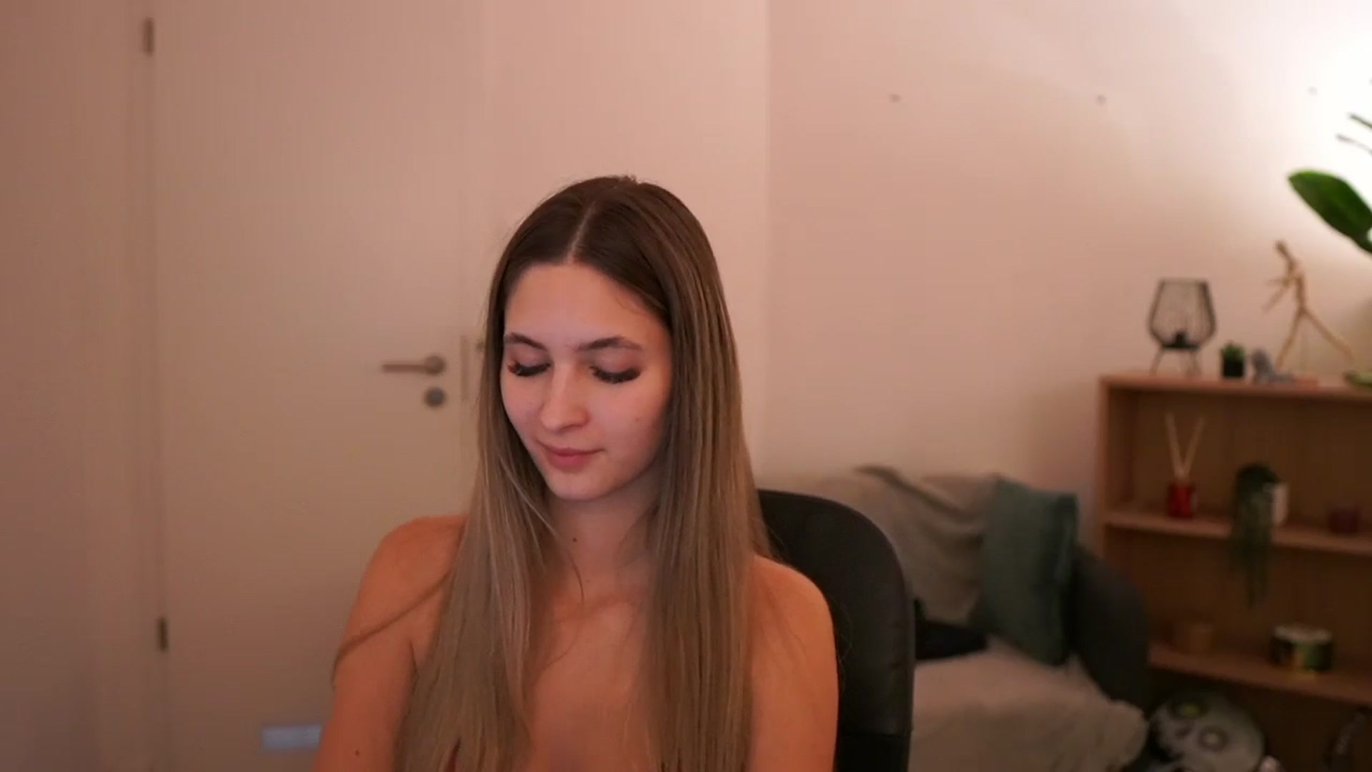 Gallery image thumbnail from CuteGirl_18's myfreecams stream on, 03/02/2025, 17:42 image 13 of 20