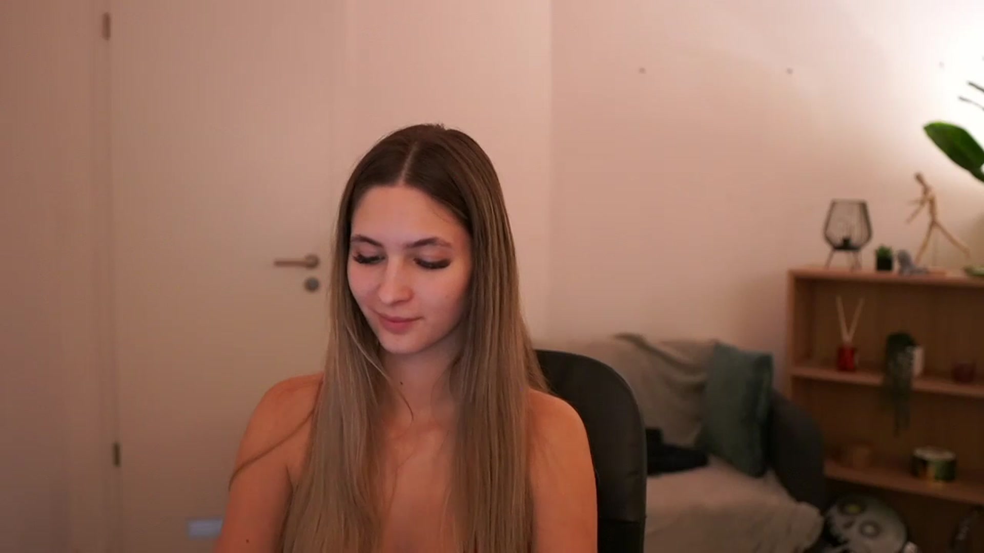 Gallery image thumbnail from CuteGirl_18's myfreecams stream on, 03/02/2025, 17:42 image 14 of 20