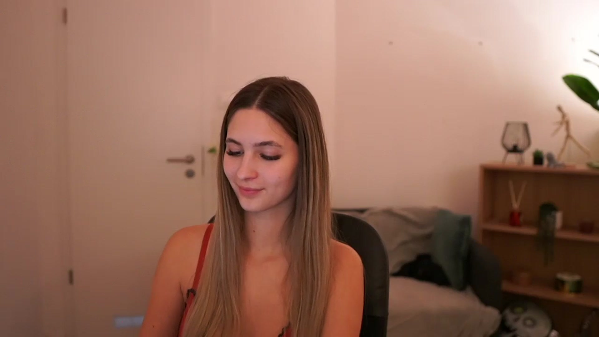 Gallery image thumbnail from CuteGirl_18's myfreecams stream on, 03/02/2025, 18:45 image 18 of 20