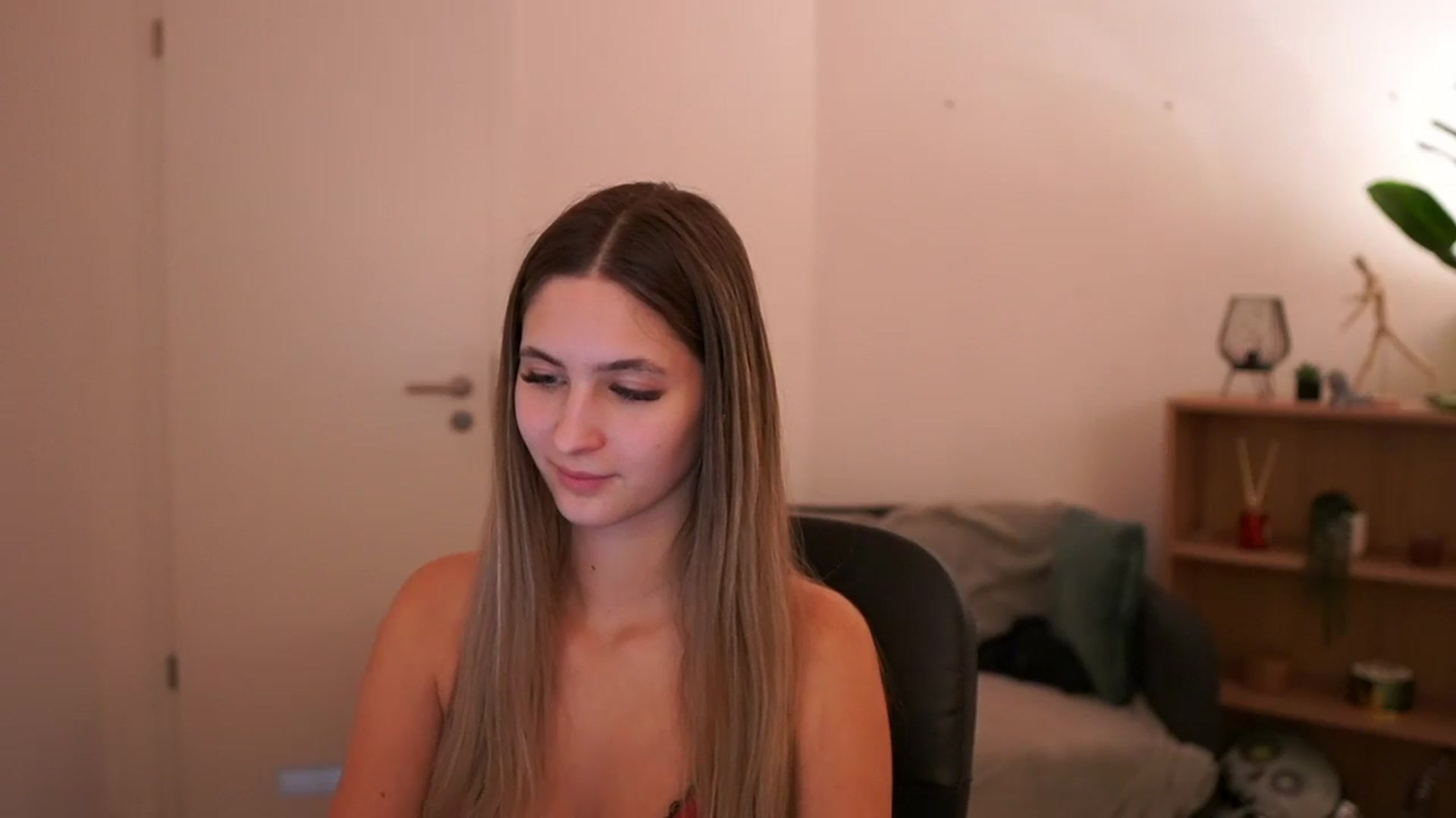 Gallery image thumbnail from CuteGirl_18's myfreecams stream on, 03/02/2025, 18:45 image 17 of 20