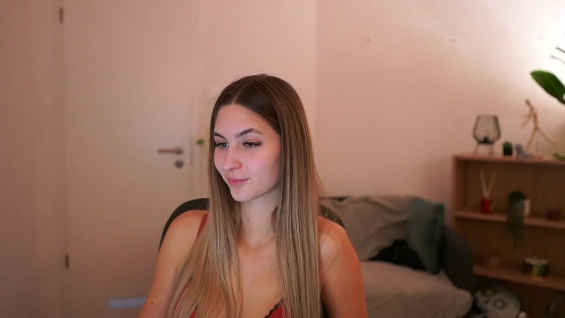Gallery image thumbnail from CuteGirl_18's myfreecams stream on, 03/02/2025, 18:45 image 2 of 20